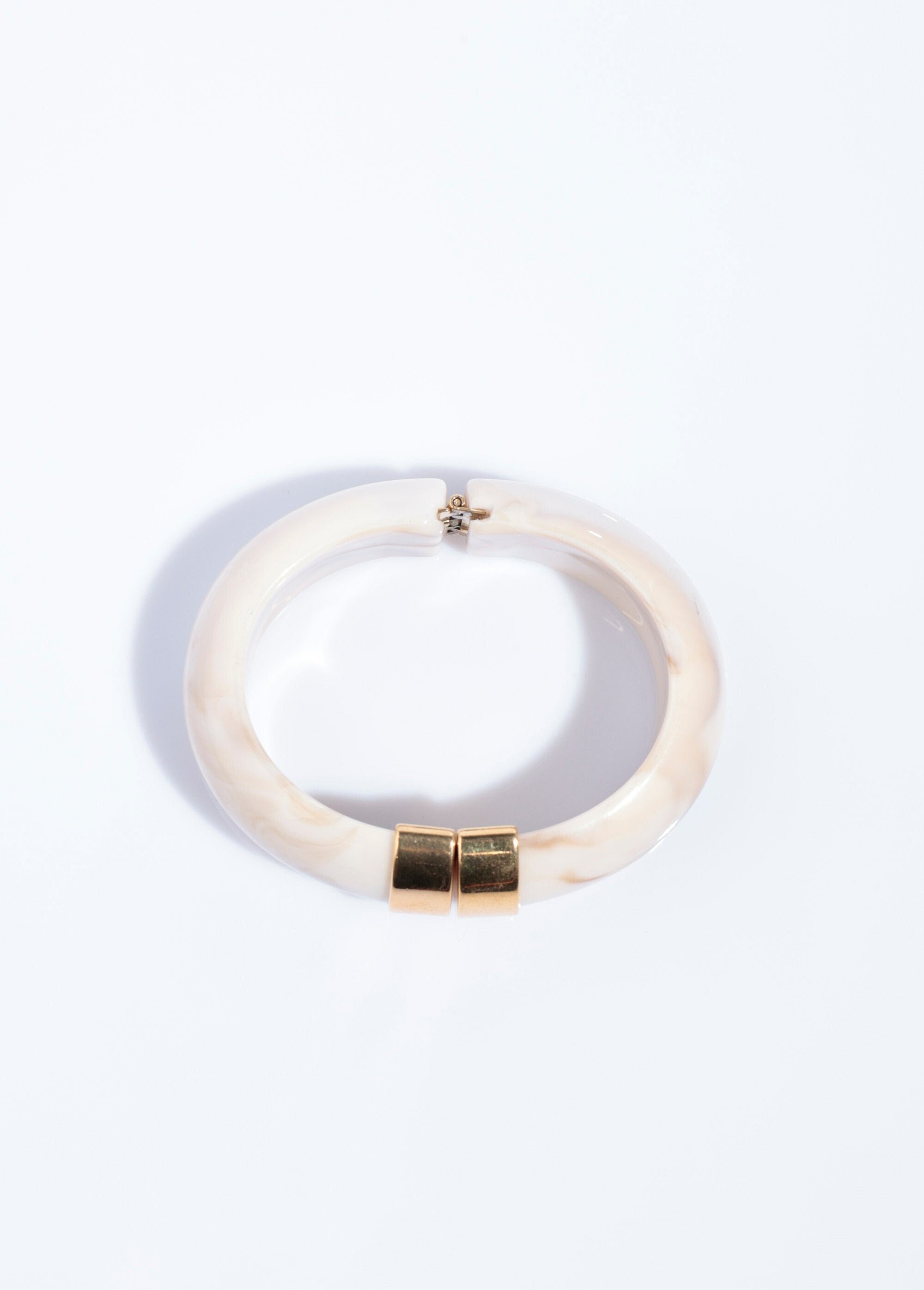 Semi-rigid_marbled_and_stainless_steel_bracelet_Ivory_DE1_slim