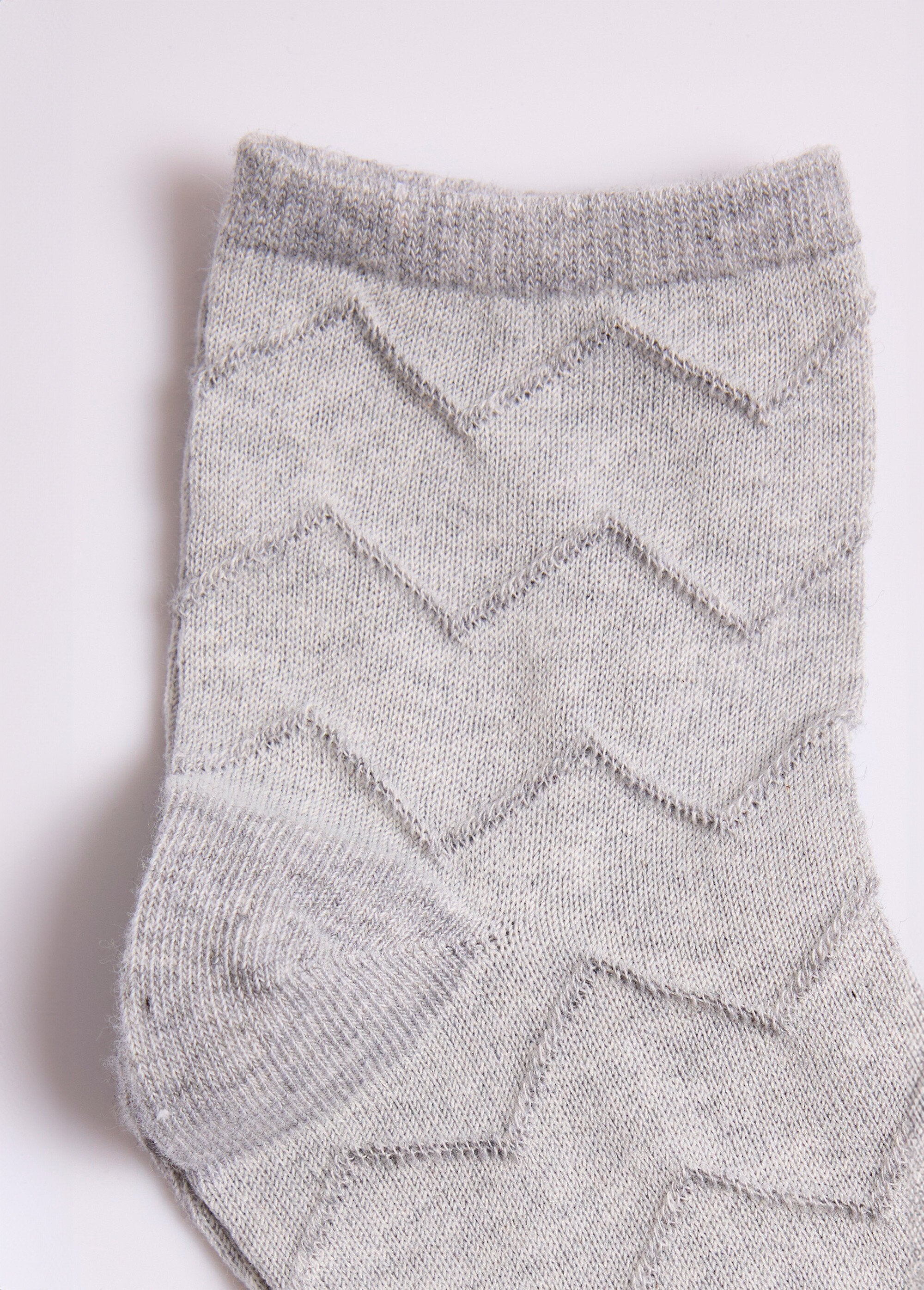 Herringbone_pattern_socks_Assorted_white_DE2_slim