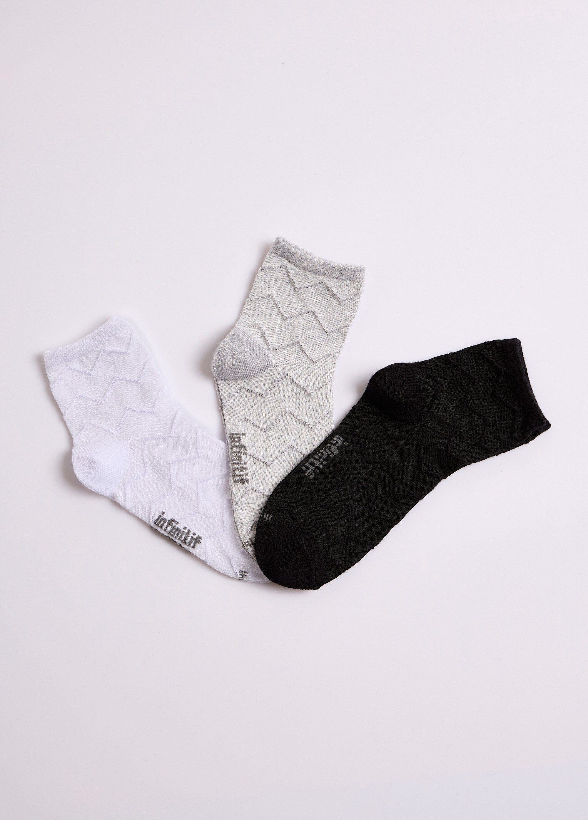 Herringbone_pattern_socks_Assorted_white_FA1_slim