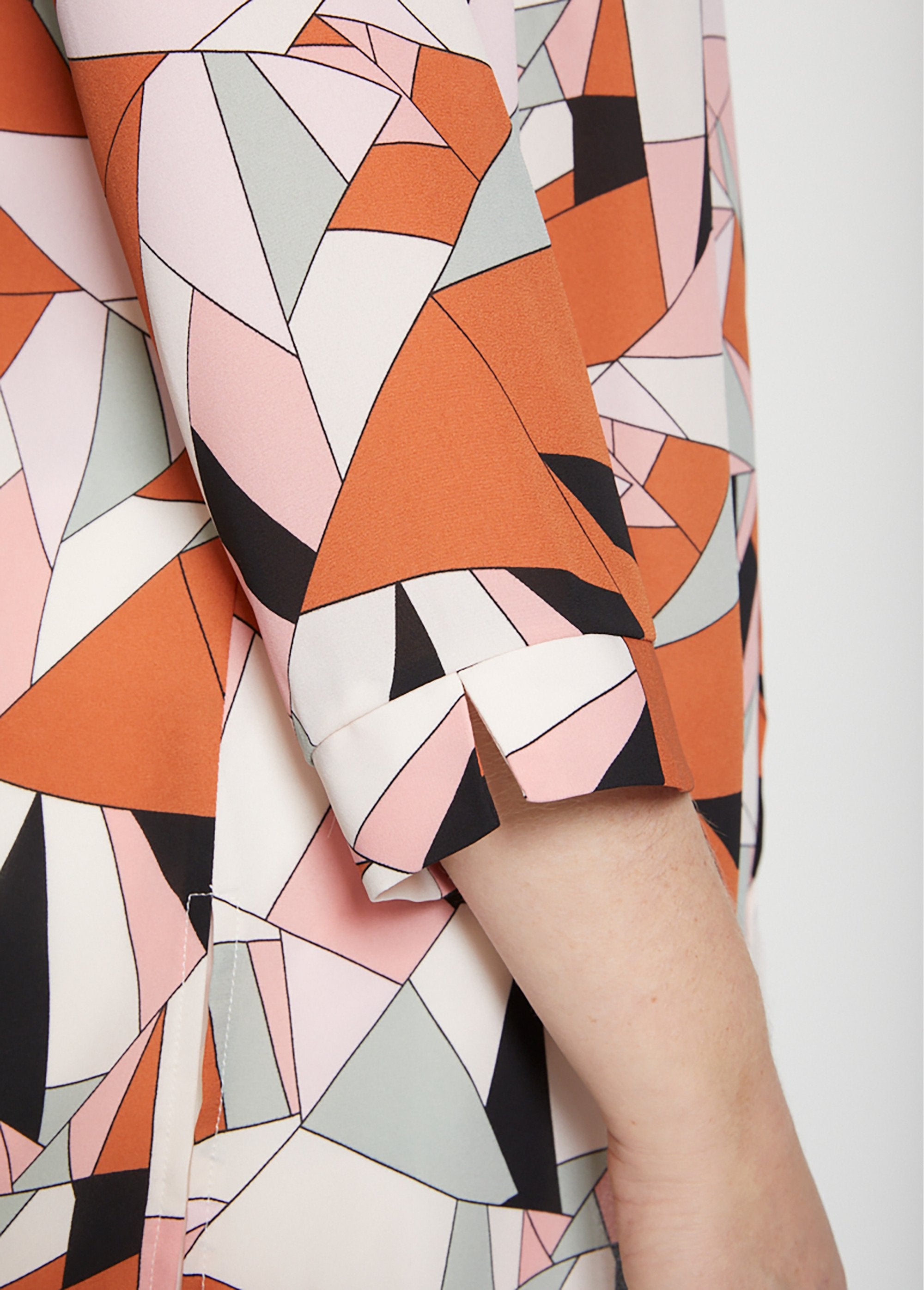 Graphic_Print_Button_Down_Blouse_Multicolor_DE1_curvy