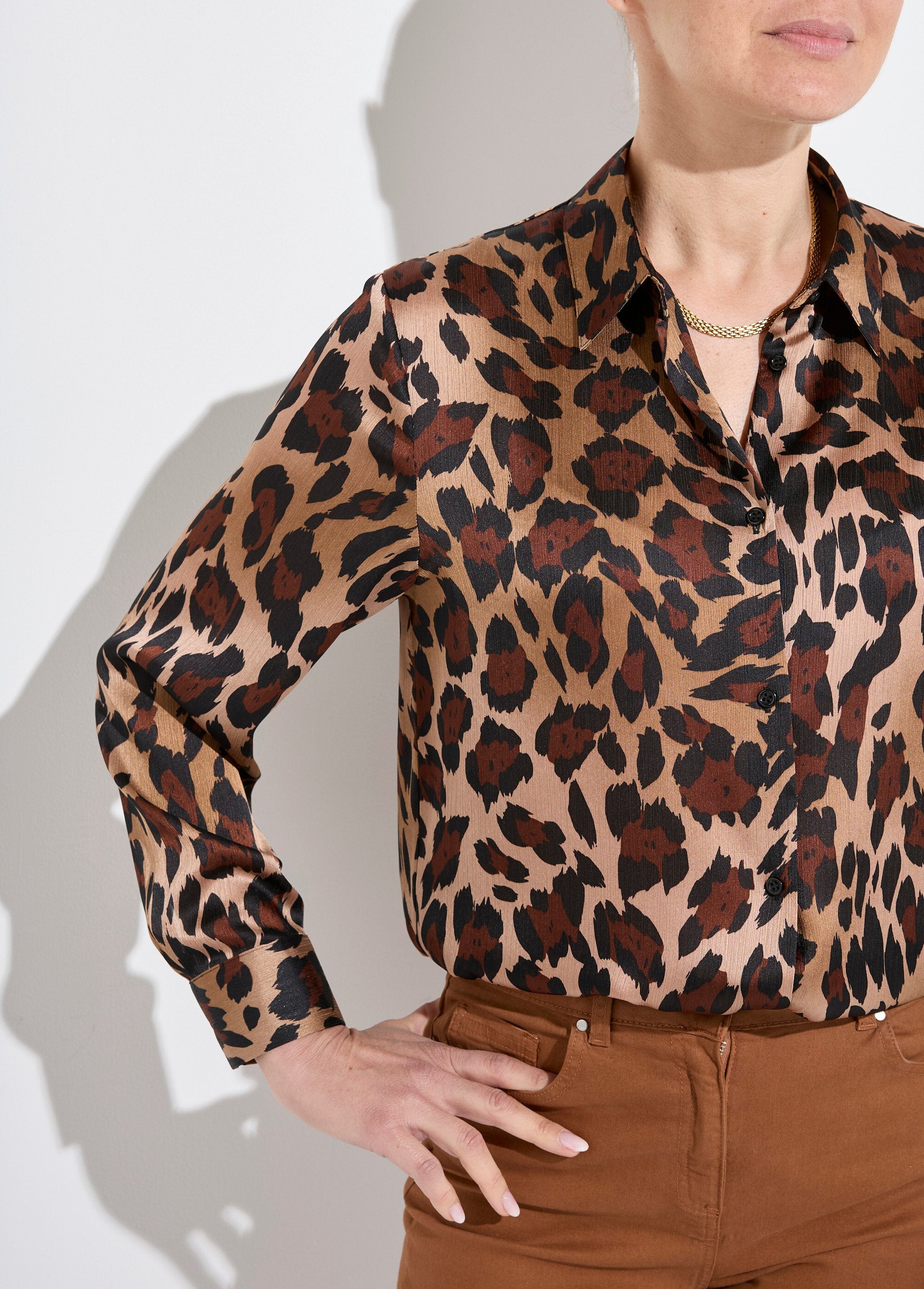 Long_sleeve_satin_button-down_blouse_Brown_print_DE1_slim