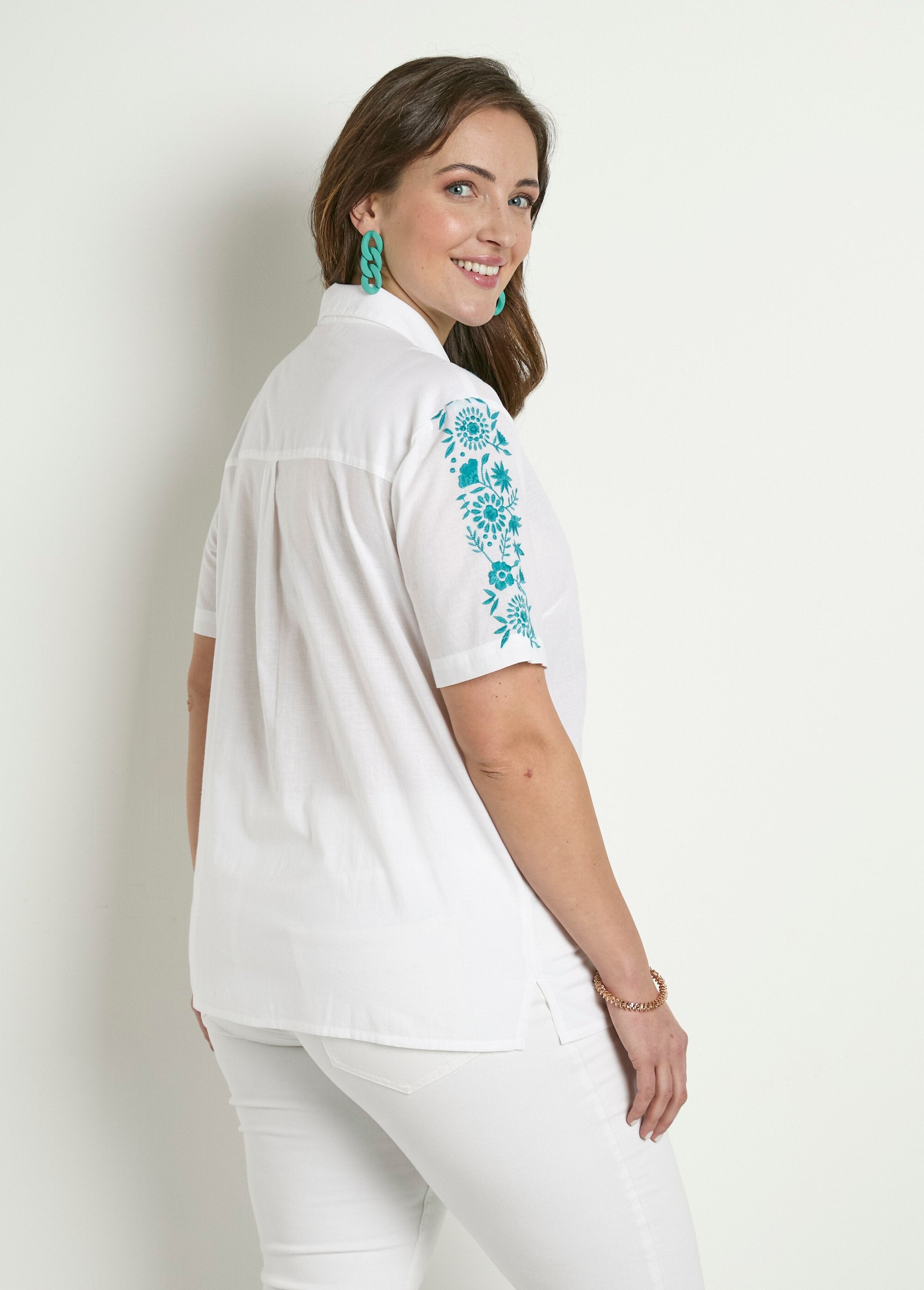 Long_embroidered_cotton_blouse_with_short_sleeves_Blue_and_white_DO1_slim