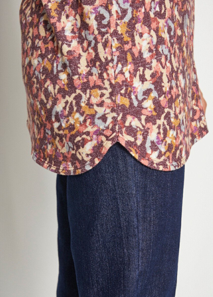 Printed_warm_knit_blouse_Burgundy_background_DE3_slim