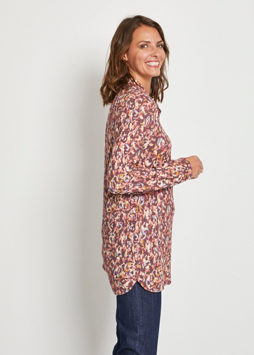 Printed_warm_knit_blouse_Burgundy_background_DR1_slim