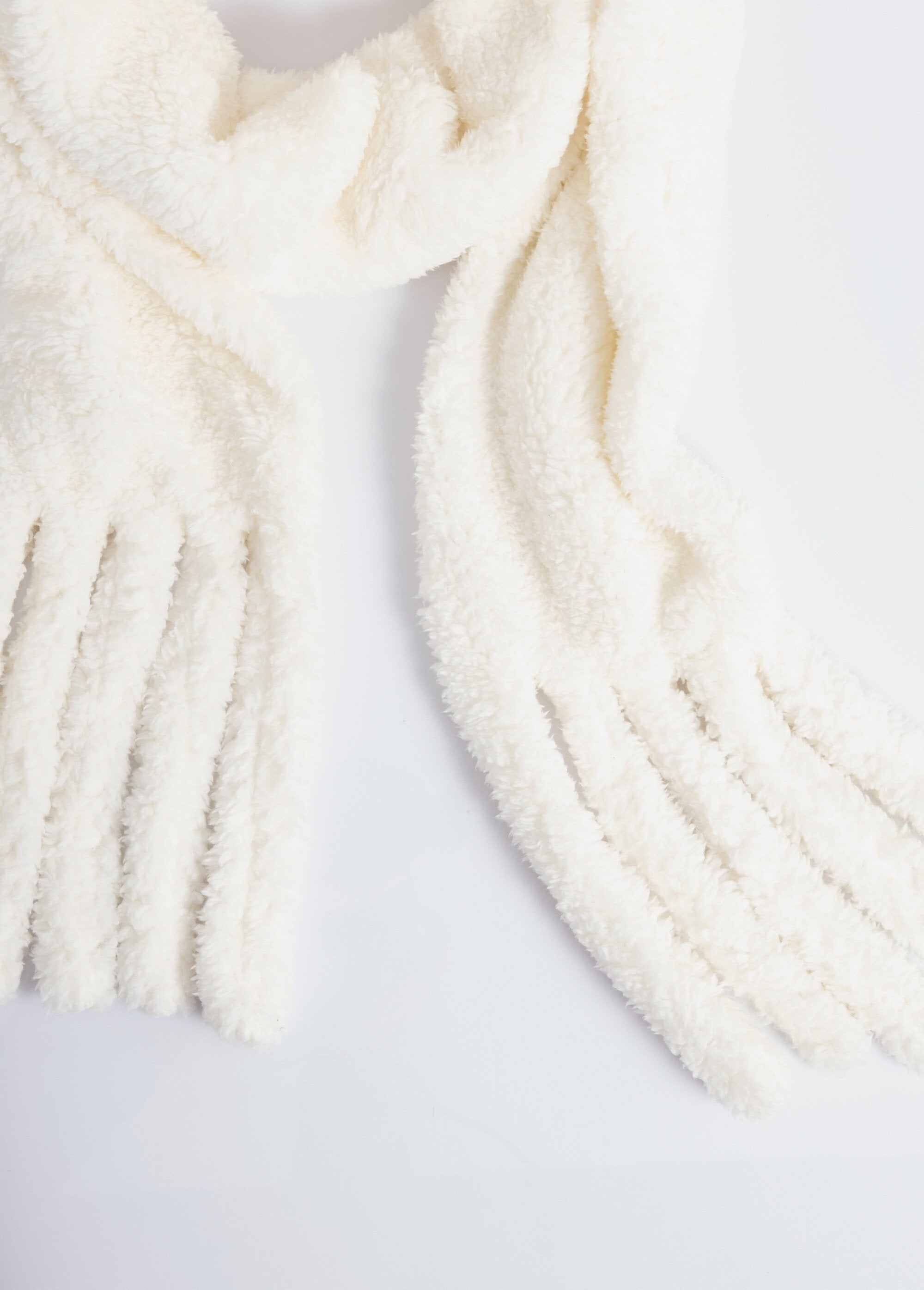 Warm_scarf,_plain_sherpa-style_fleece_White_DE1_slim