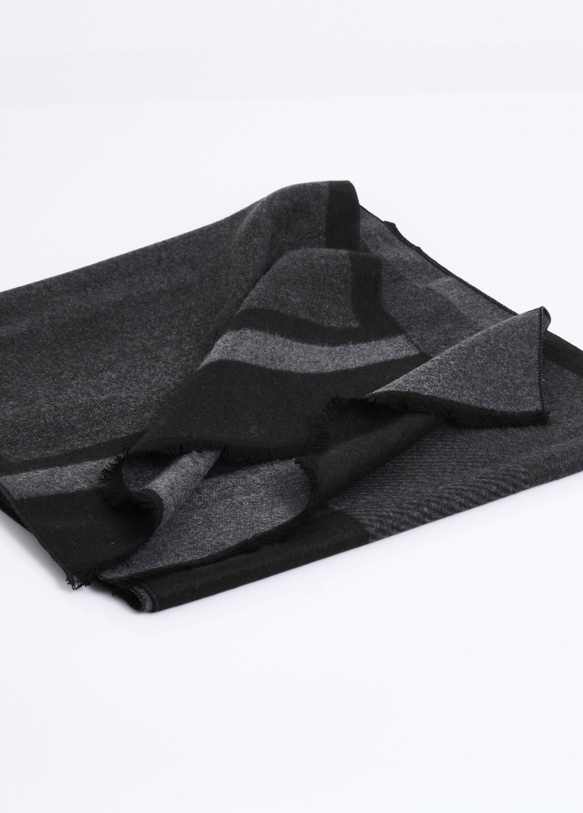 Two-tone_patterned_scarf_with_small_fringes_Black_DE1_slim