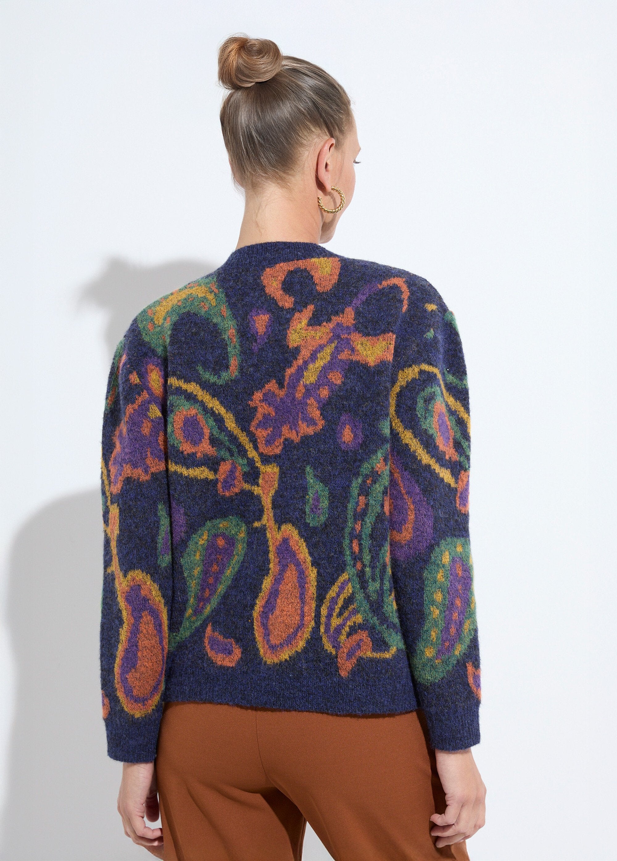 Warm_short_buttoned_jacquard_cardigan_with_wool_Navy_background_DO1_slim