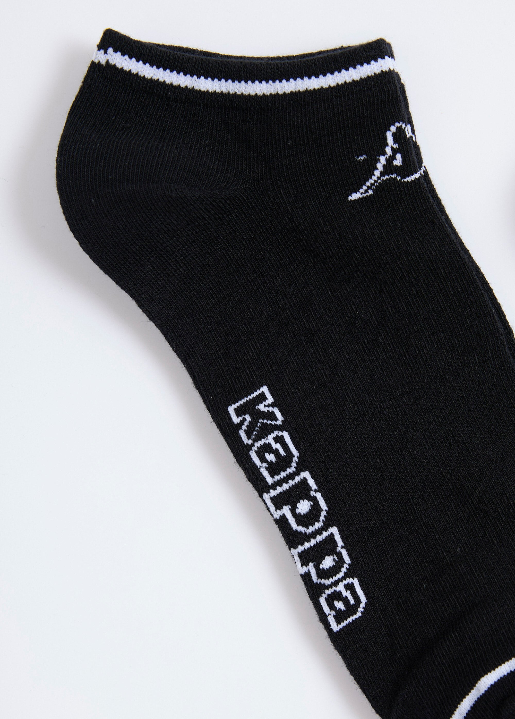 Pack_of_3_assorted_model_socks_Black_matching_DE2_slim
