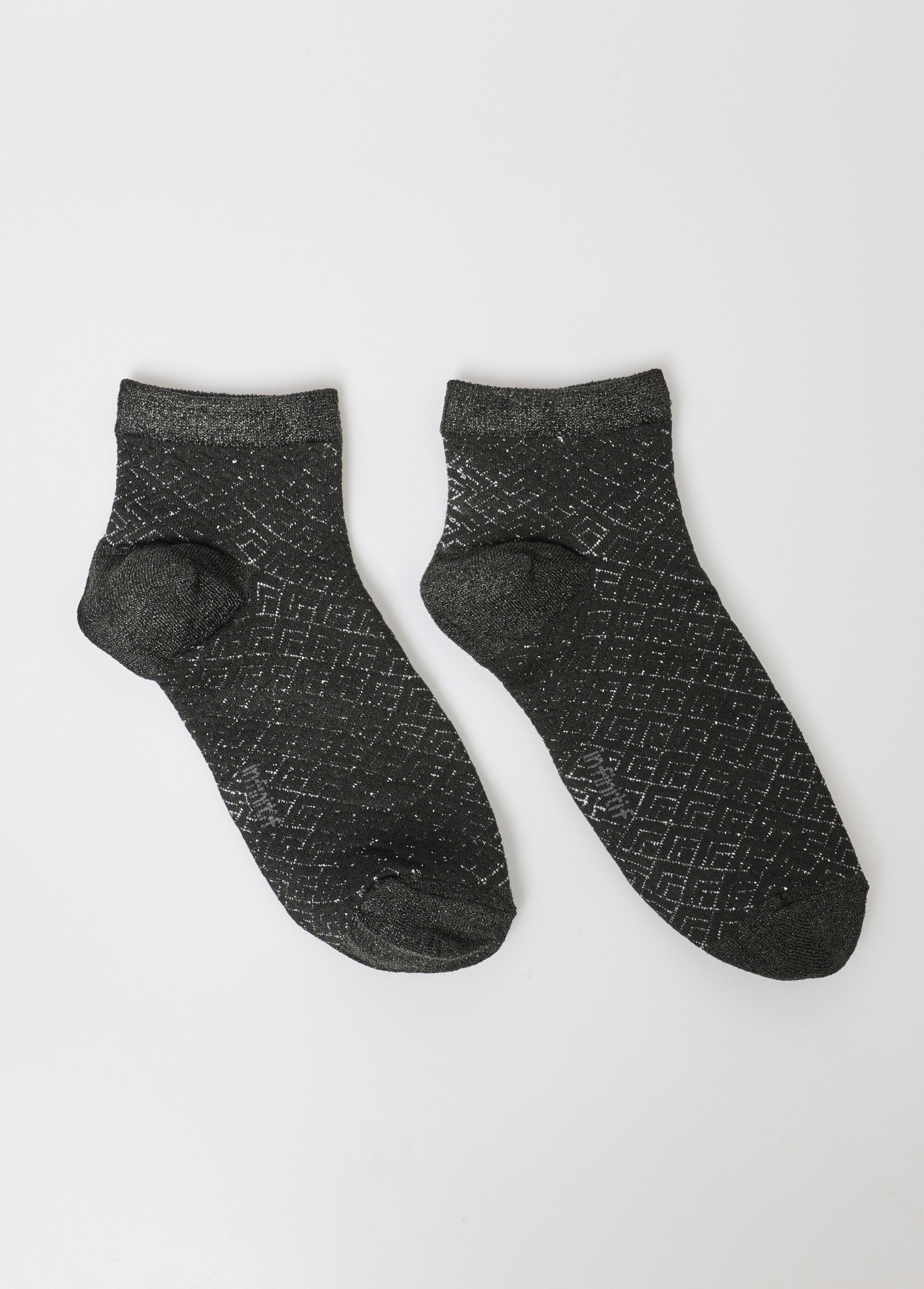 Pair_of_socks,_metallic_pattern_Black_FA1_slim
