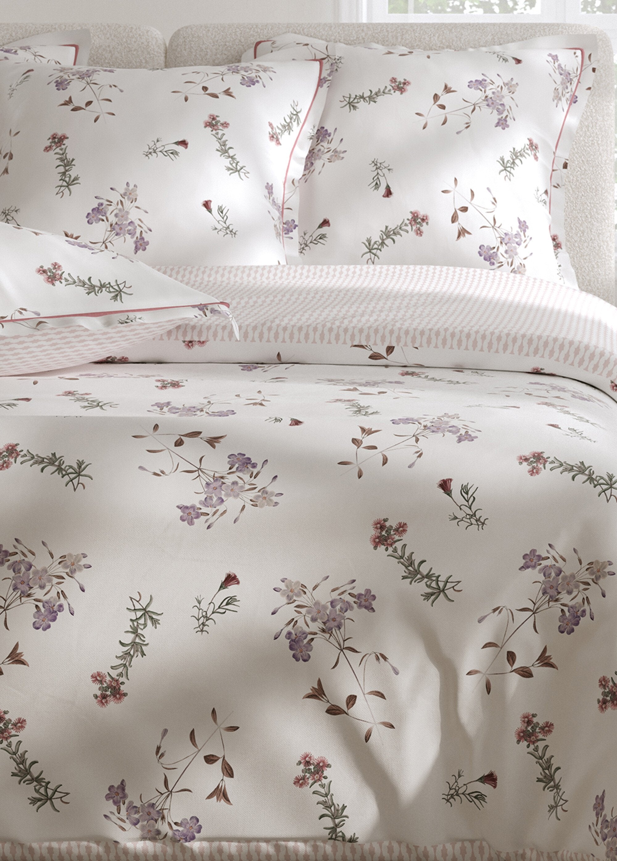 4-piece_percale_bed_set_with_flat_sheet,_violets_Print_white_DE3_slim