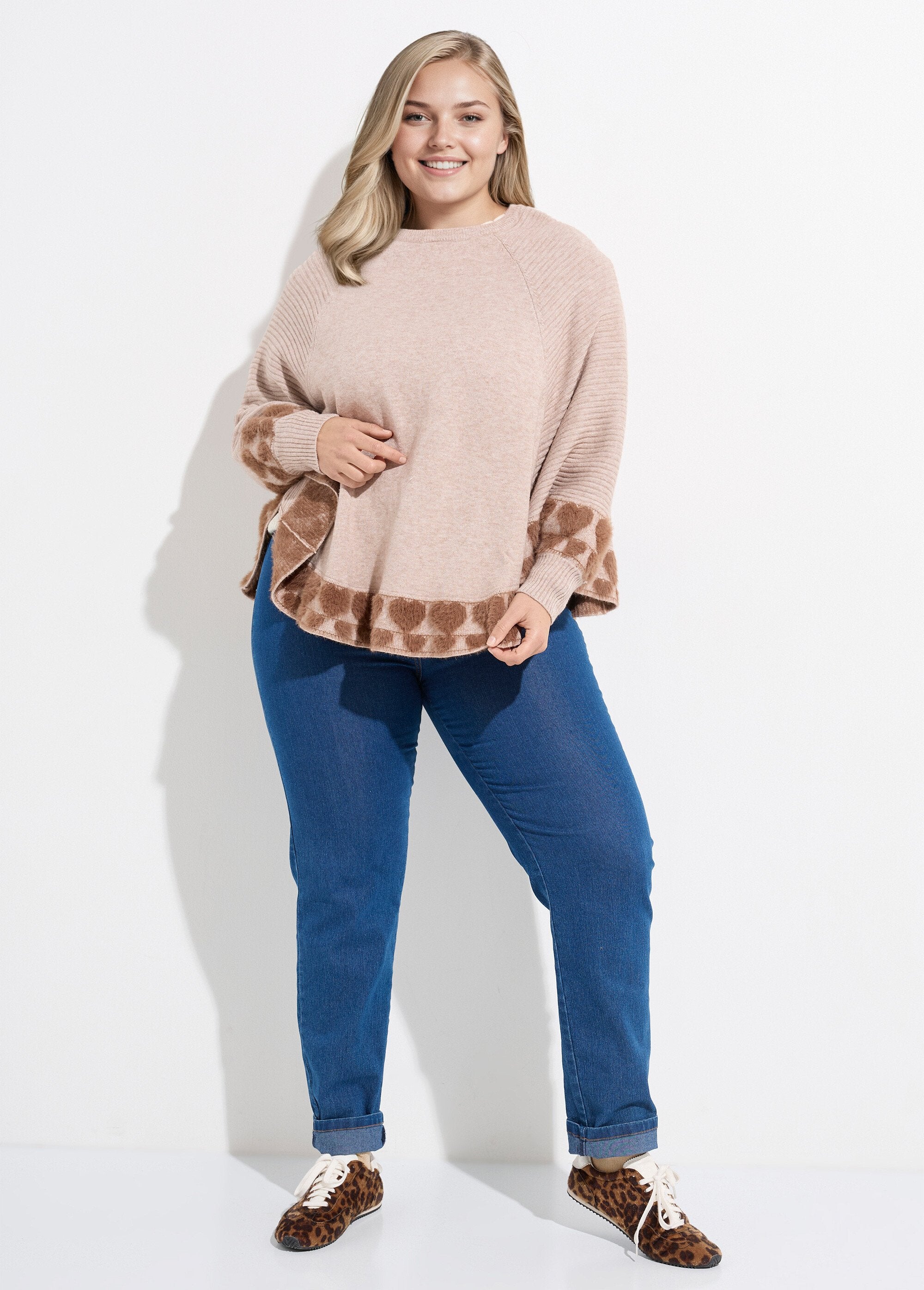 Heart-knit_cape_poncho_with_round_neck_Mole_SF1_curvy