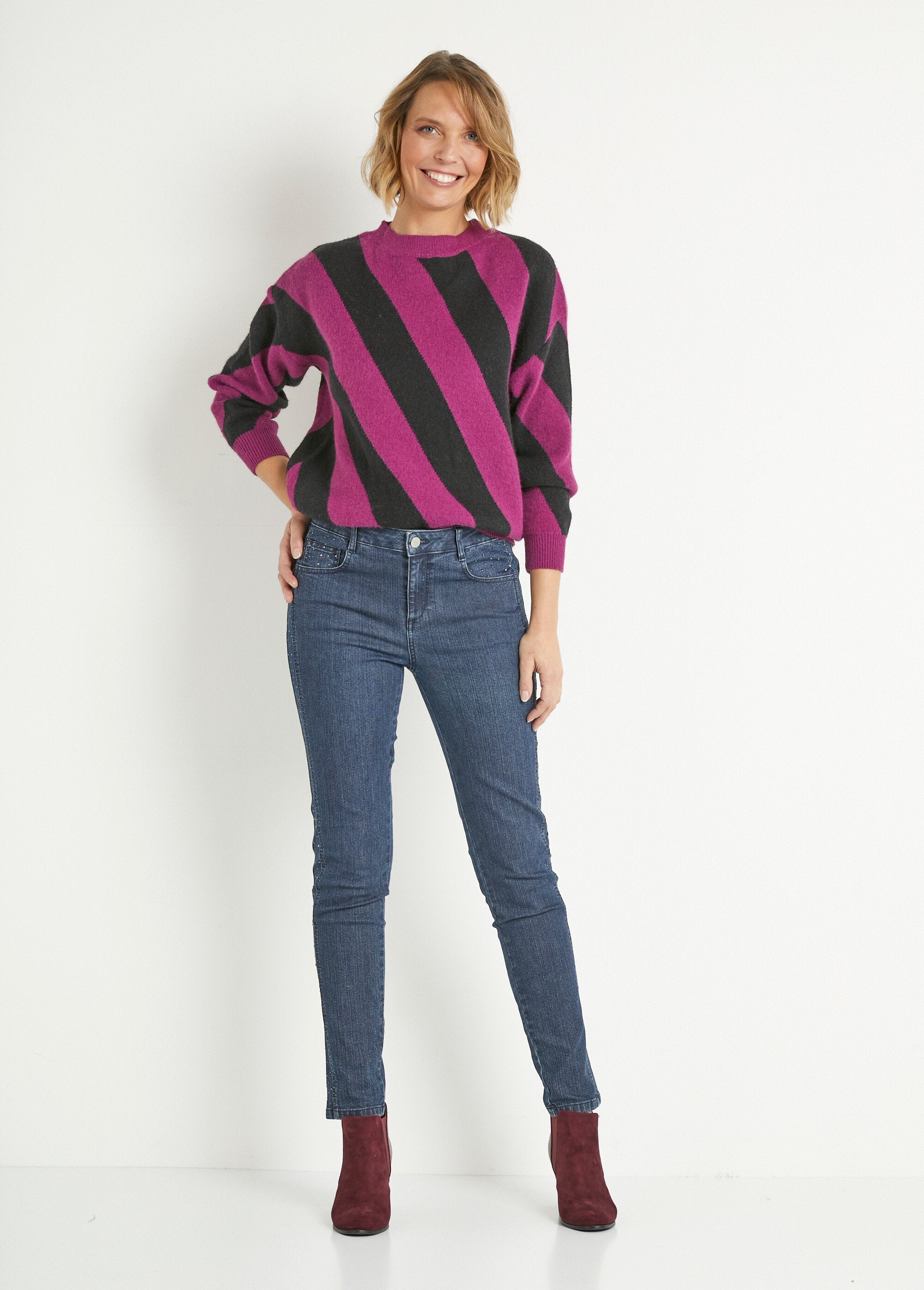 Warm_round_neck_sweater_with_line_pattern_Purple_and_black_SF1_slim