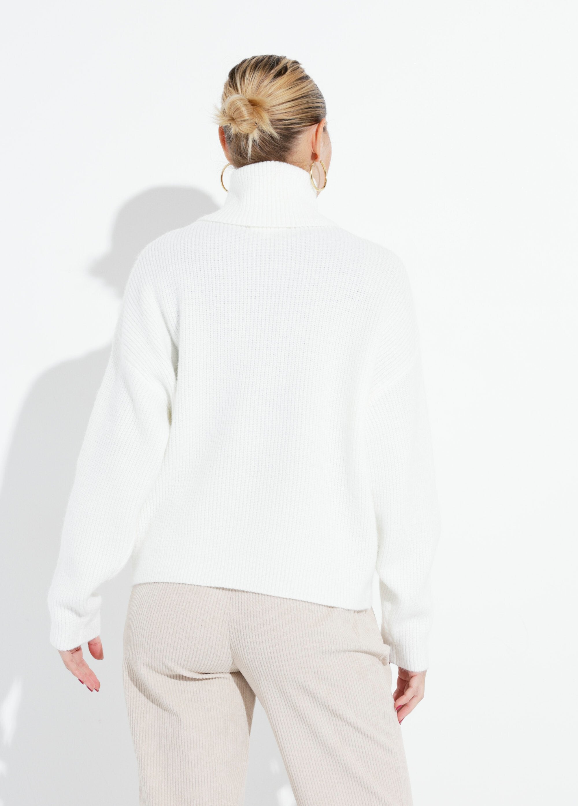 Knitted_sweater_with_soft_turtleneck_White_DO1_slim