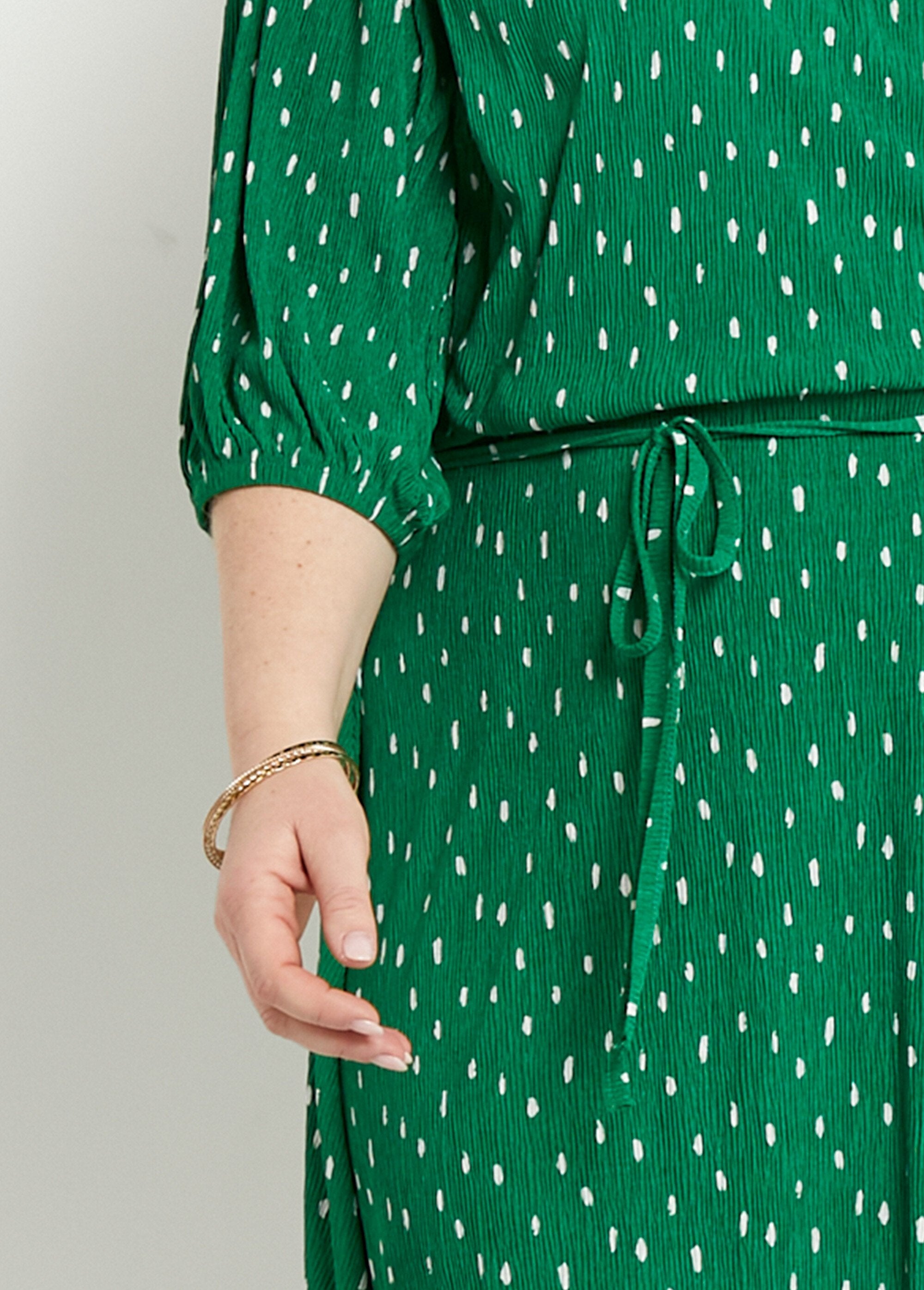 Short_wrap_dress_with_polka_dot_print_Green_and_white_DE1_curvy