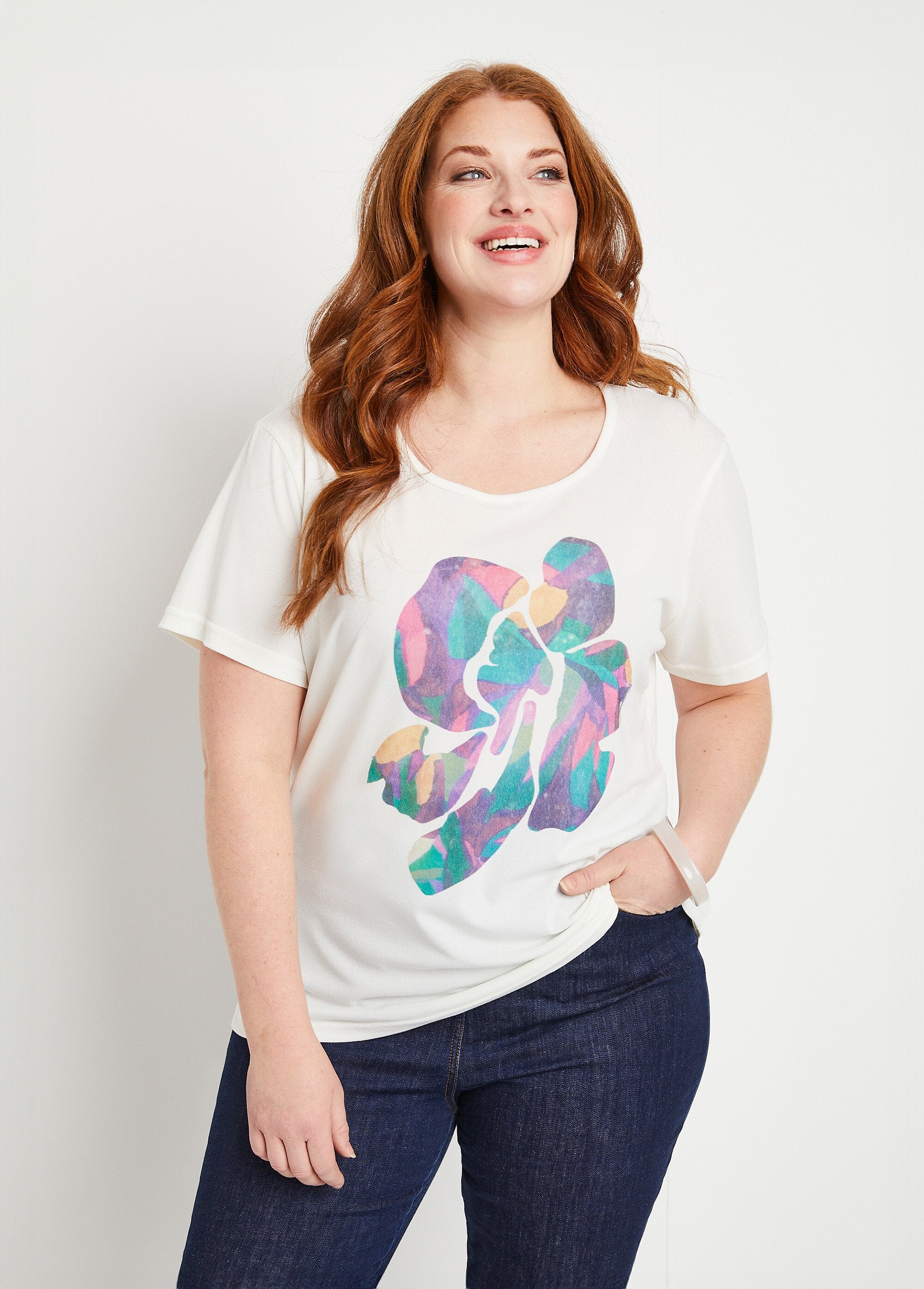 Short_white_t-shirt_with_pattern_Ecru_background_FA1_curvy