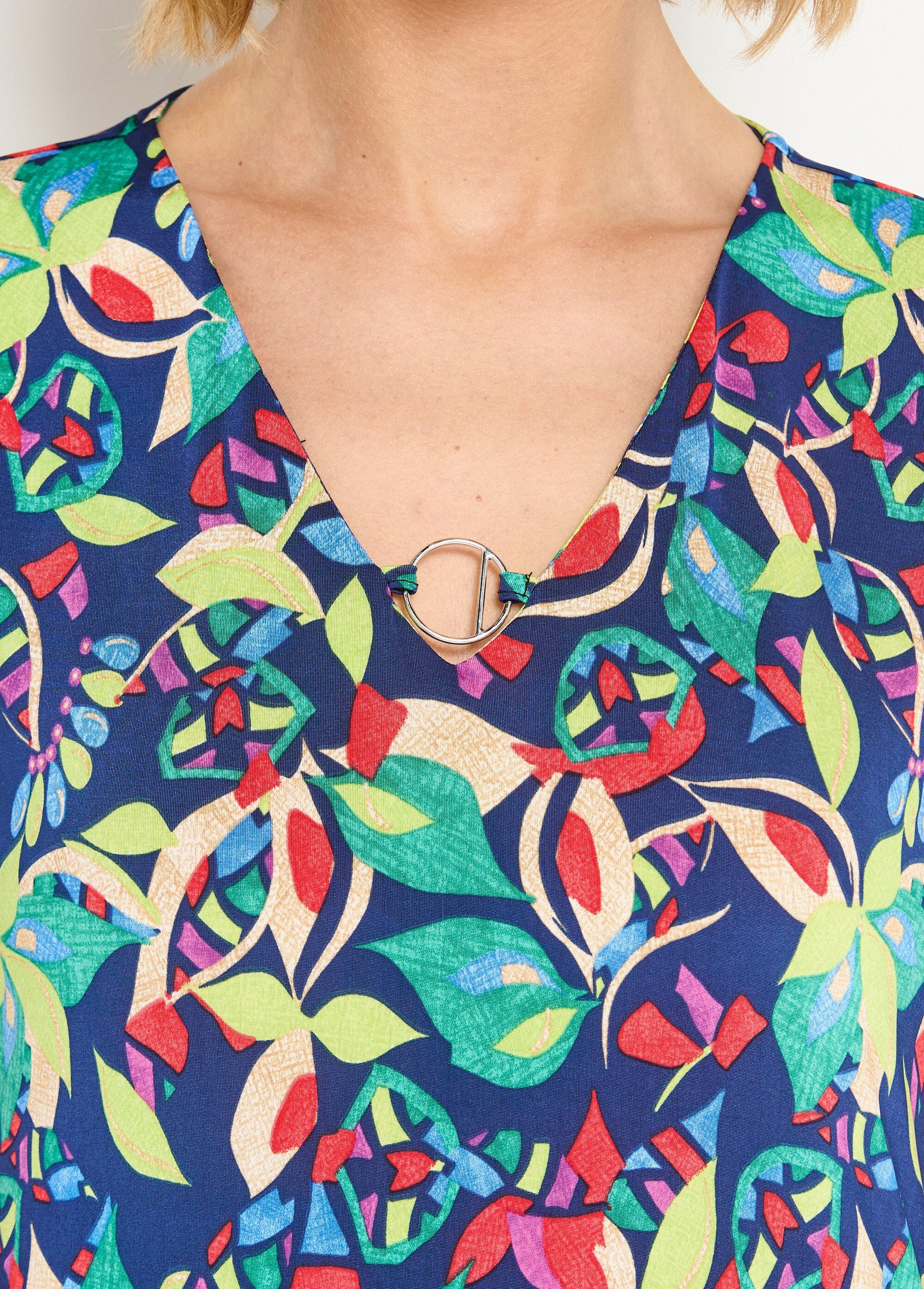 Plain_or_printed_short-sleeved_T-shirt_Navy_and_green_DE1_slim