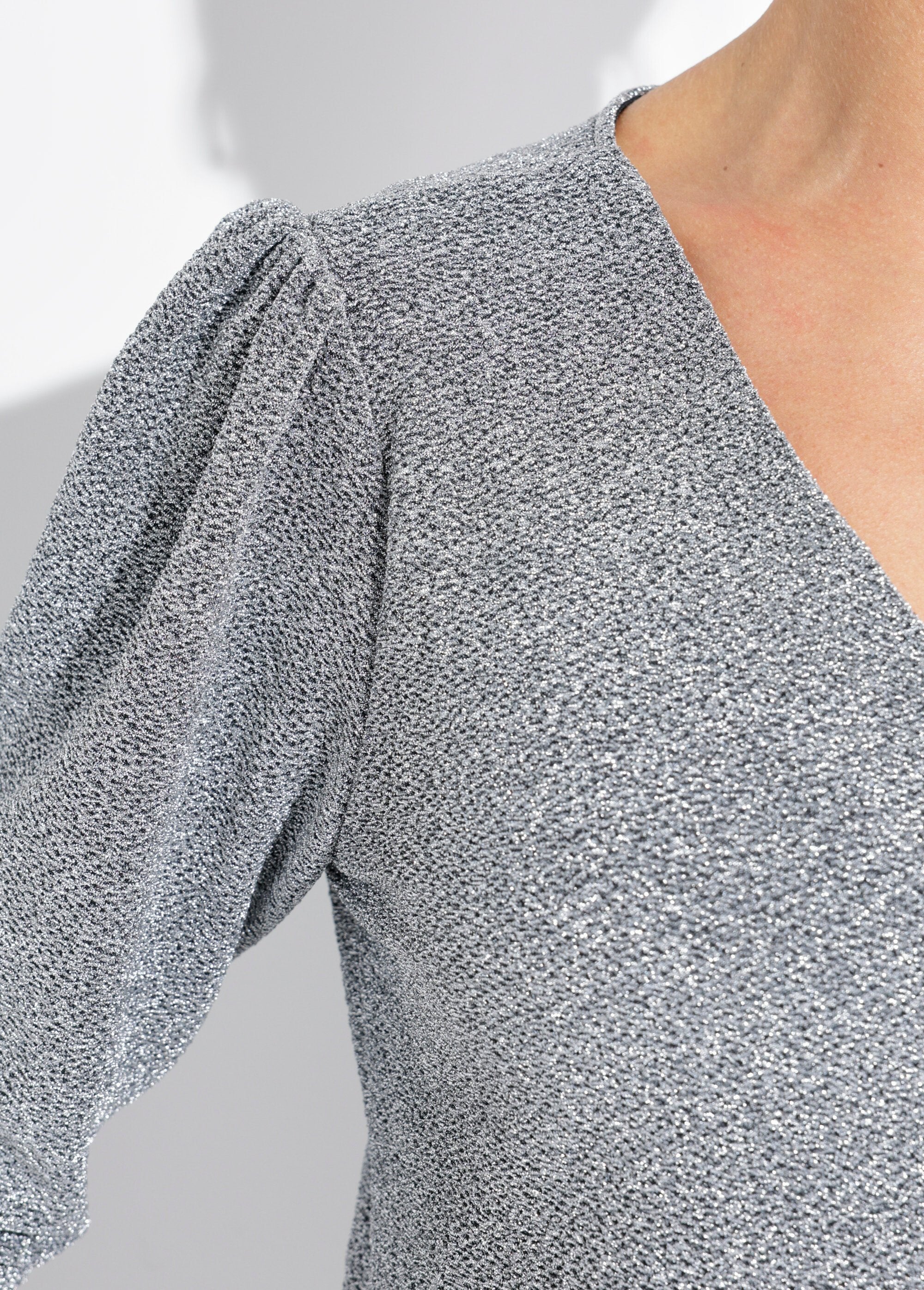 Chic_metallic_knit_tunic_with_a_V-neck_Money_DE2_slim