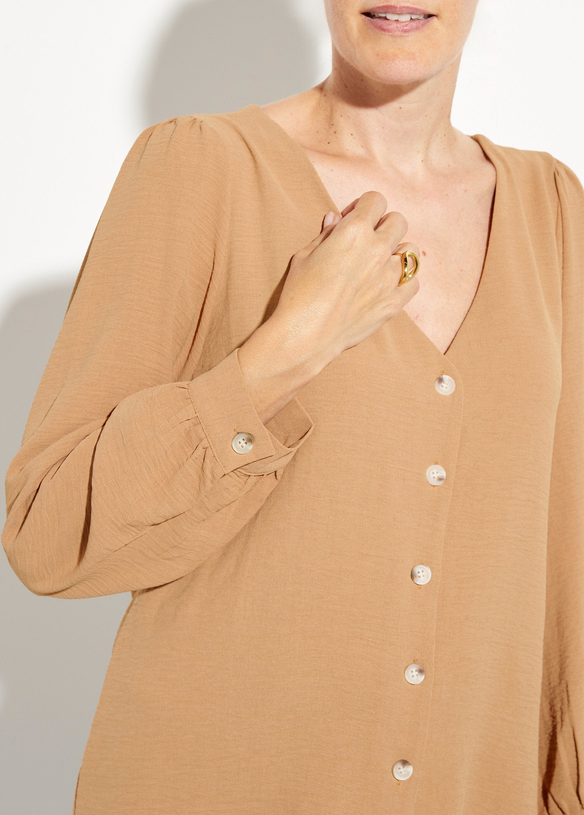 Buttoned,_embossed_tunic_with_V-neck_camel_DE1_slim