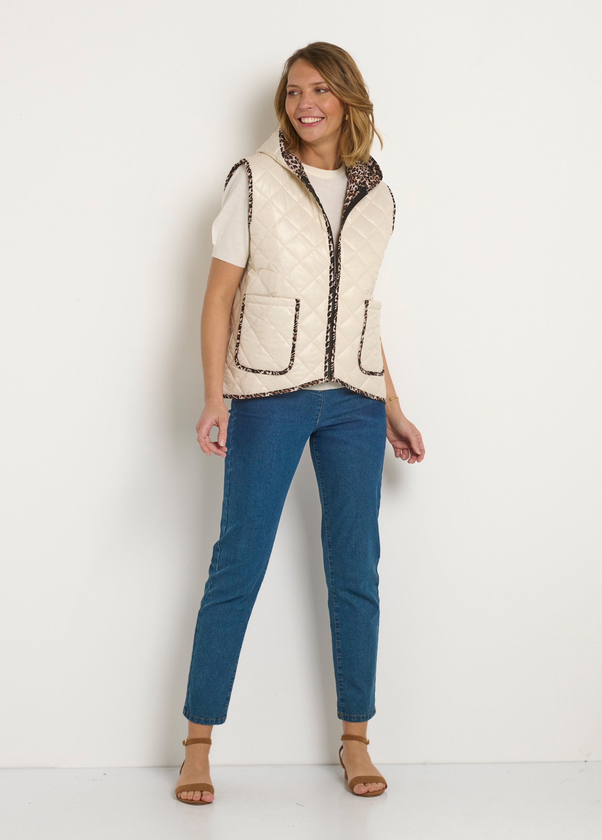 Sleeveless_quilted_jacket_with_hood_White_SF1_slim