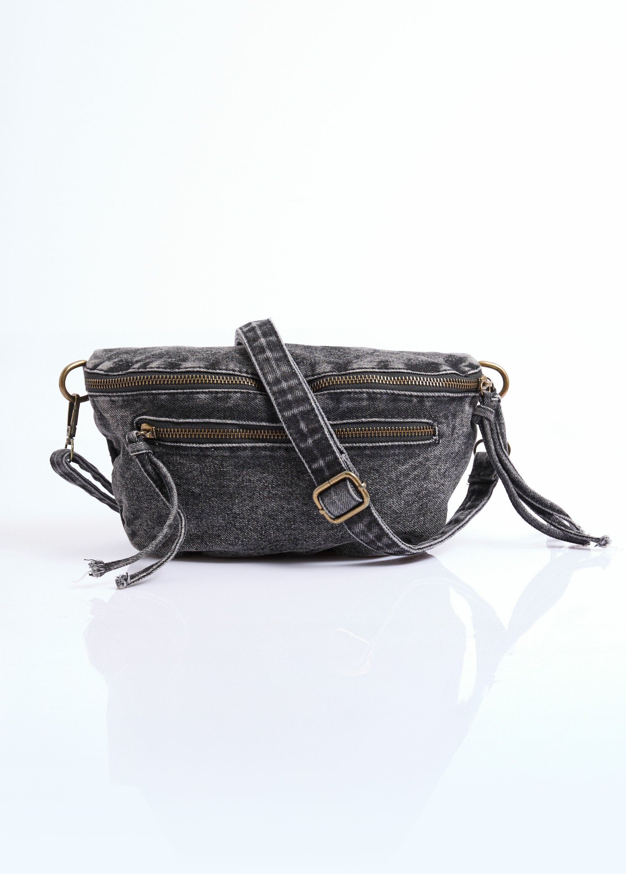 Zipped_fanny_pack_in_distressed_denim_Grey_jeans_FA1_slim