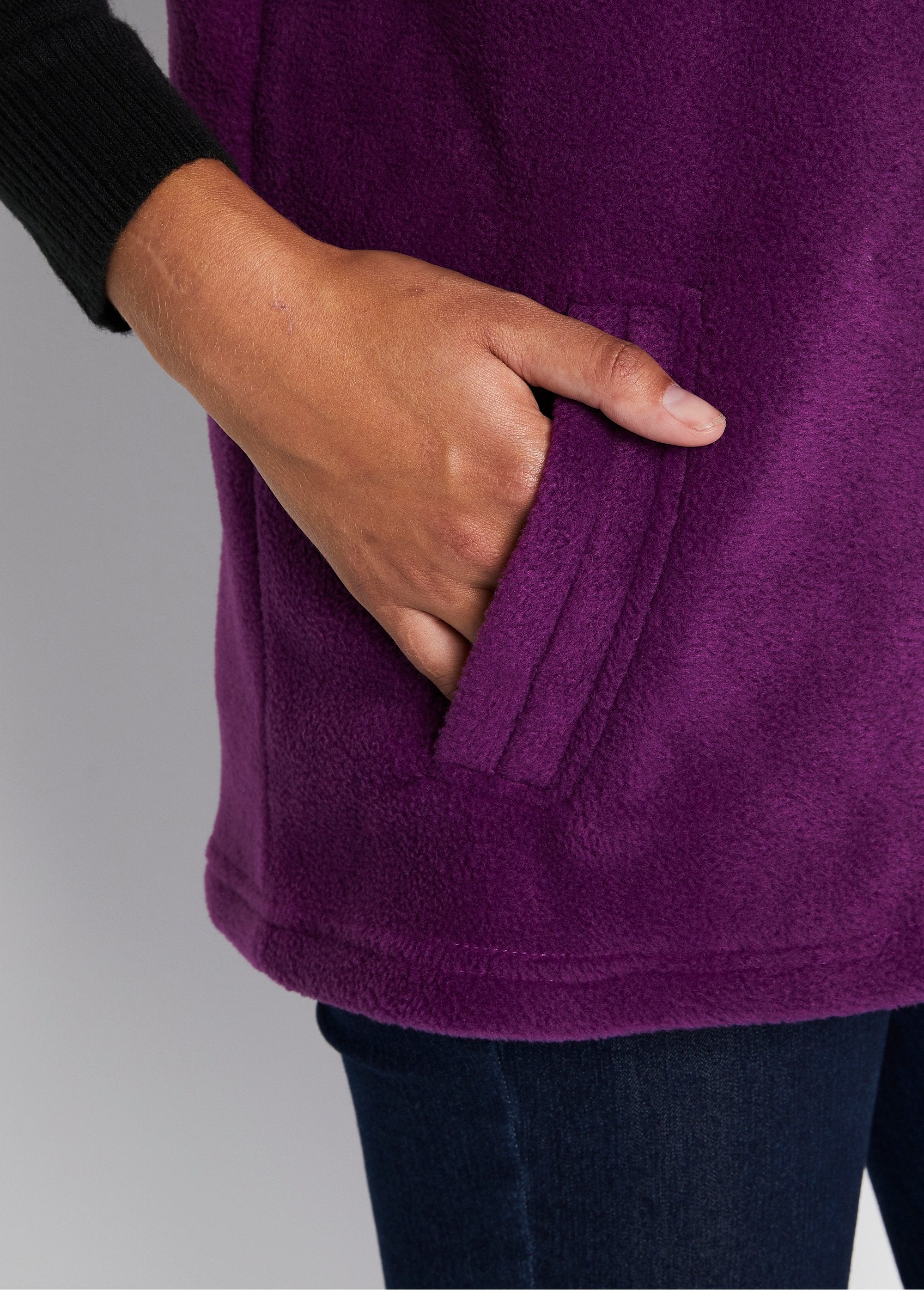 Zipped_sleeveless_fleece_jacket_Eggplant_DE2_slim