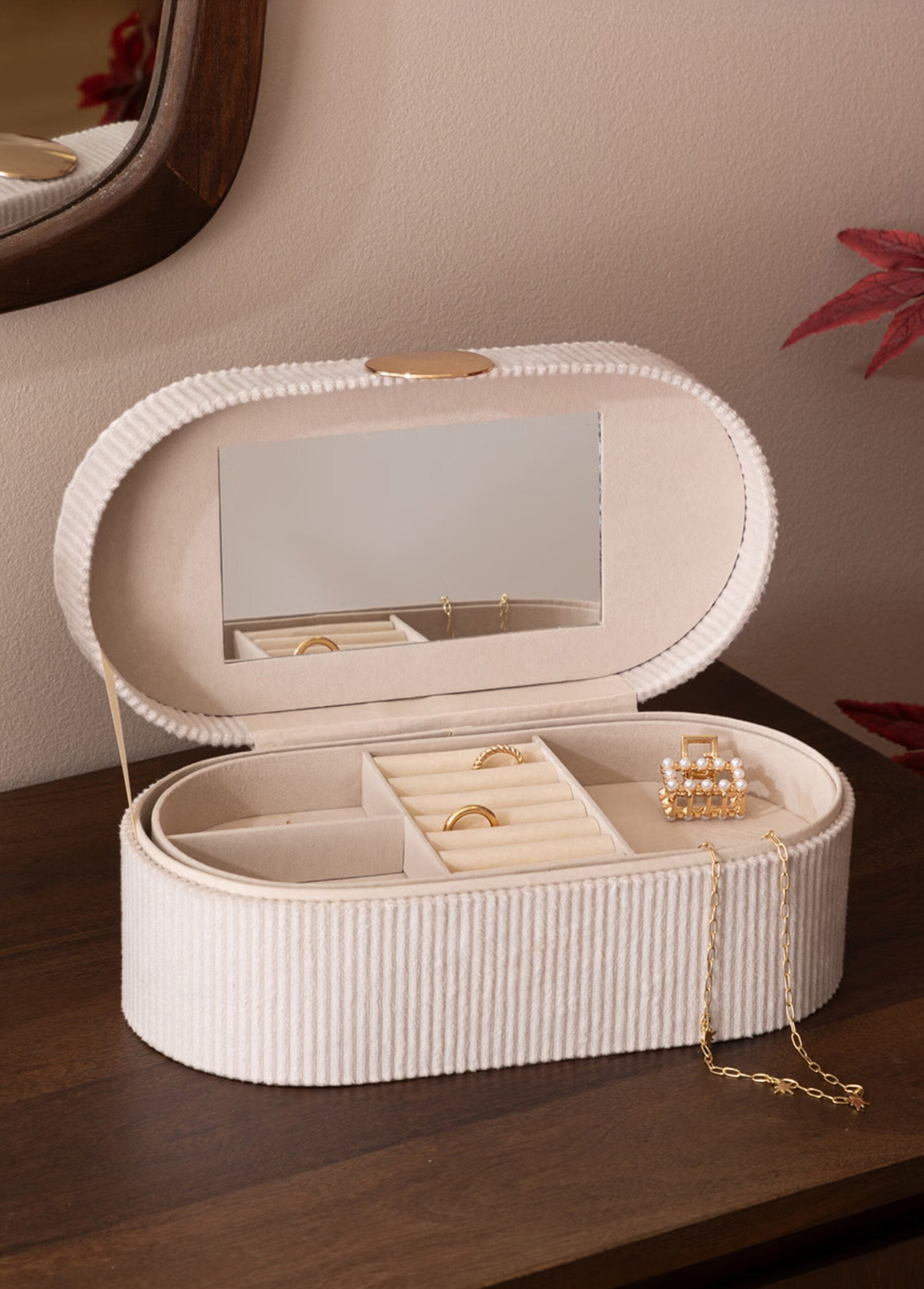 Oval_velvet_jewelry_box_Beige_SF1_slim