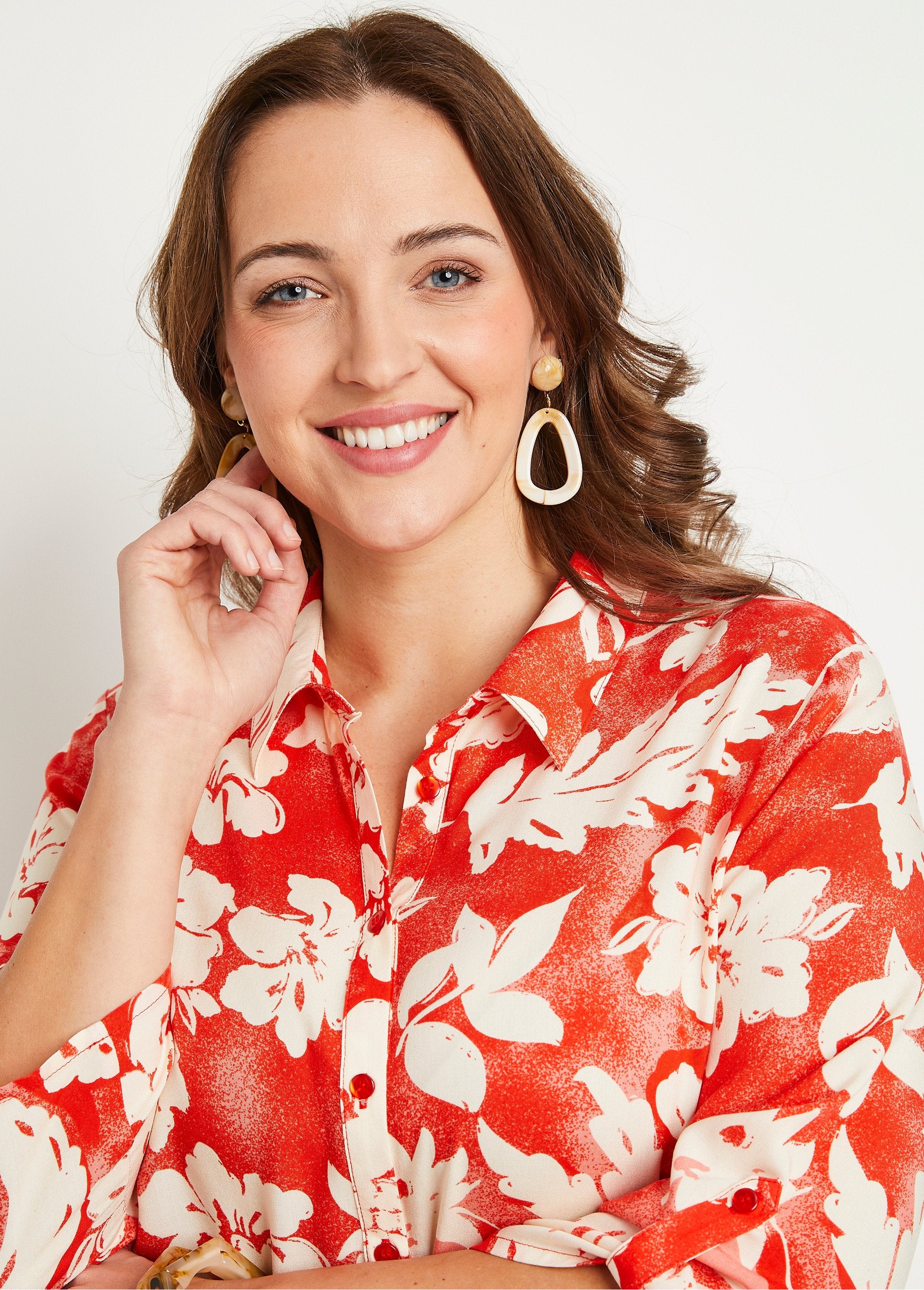 Loose_long_floral_blouse_Red_and_white_DE1_curvy