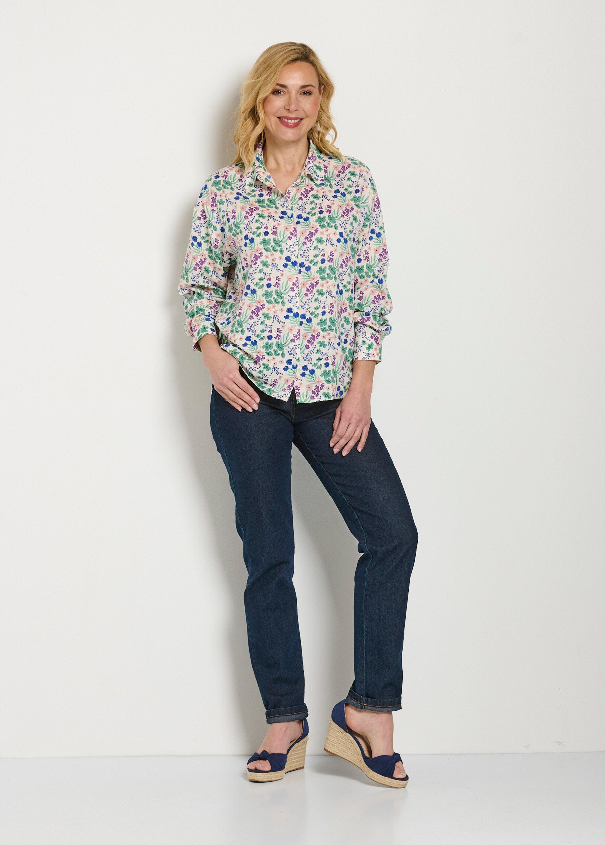 Long,_flowing_floral_print_button-up_blouse_Green_and_white_SF1_slim