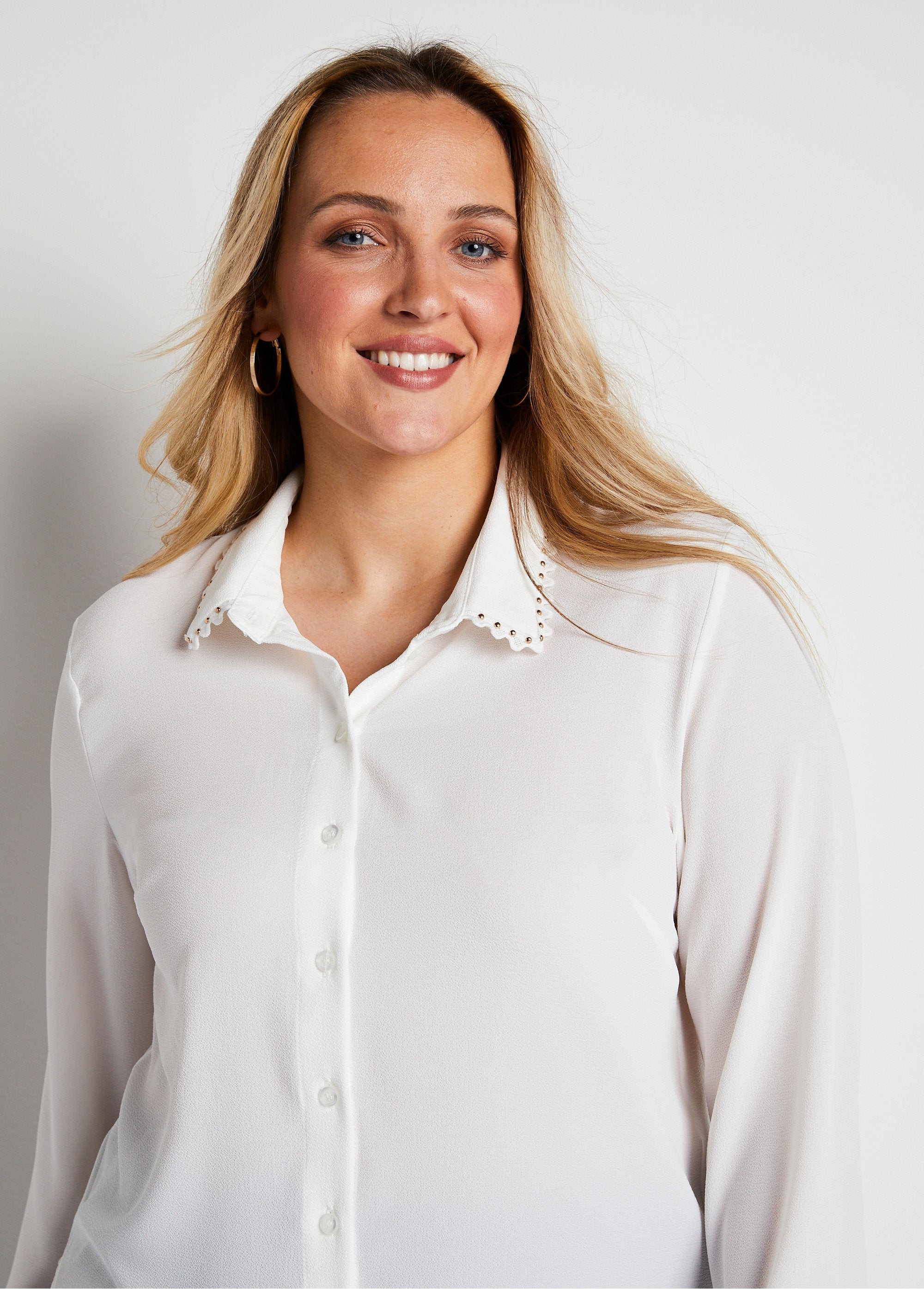 Plain_buttoned_blouse_with_fancy_collar_Ecru_DE1_curvy