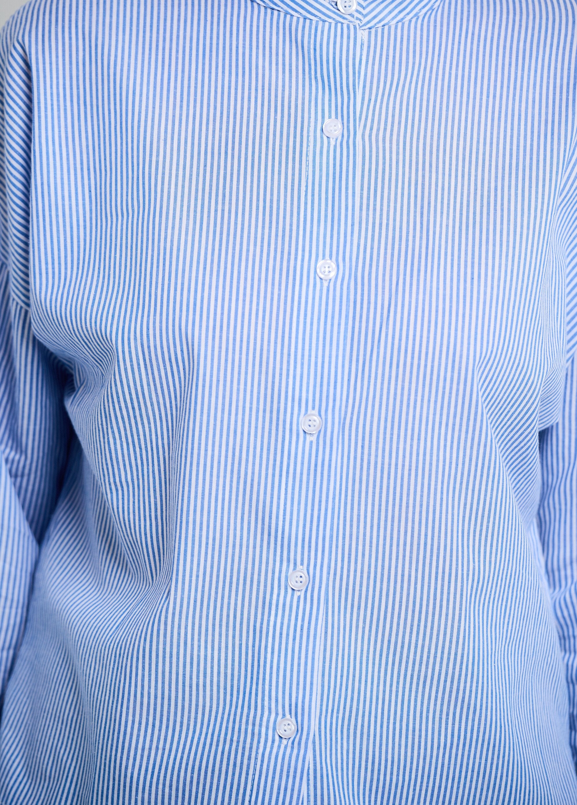 Striped_blouse_with_pleated_stand-up_collar_Blue_and_white_DE1_slim