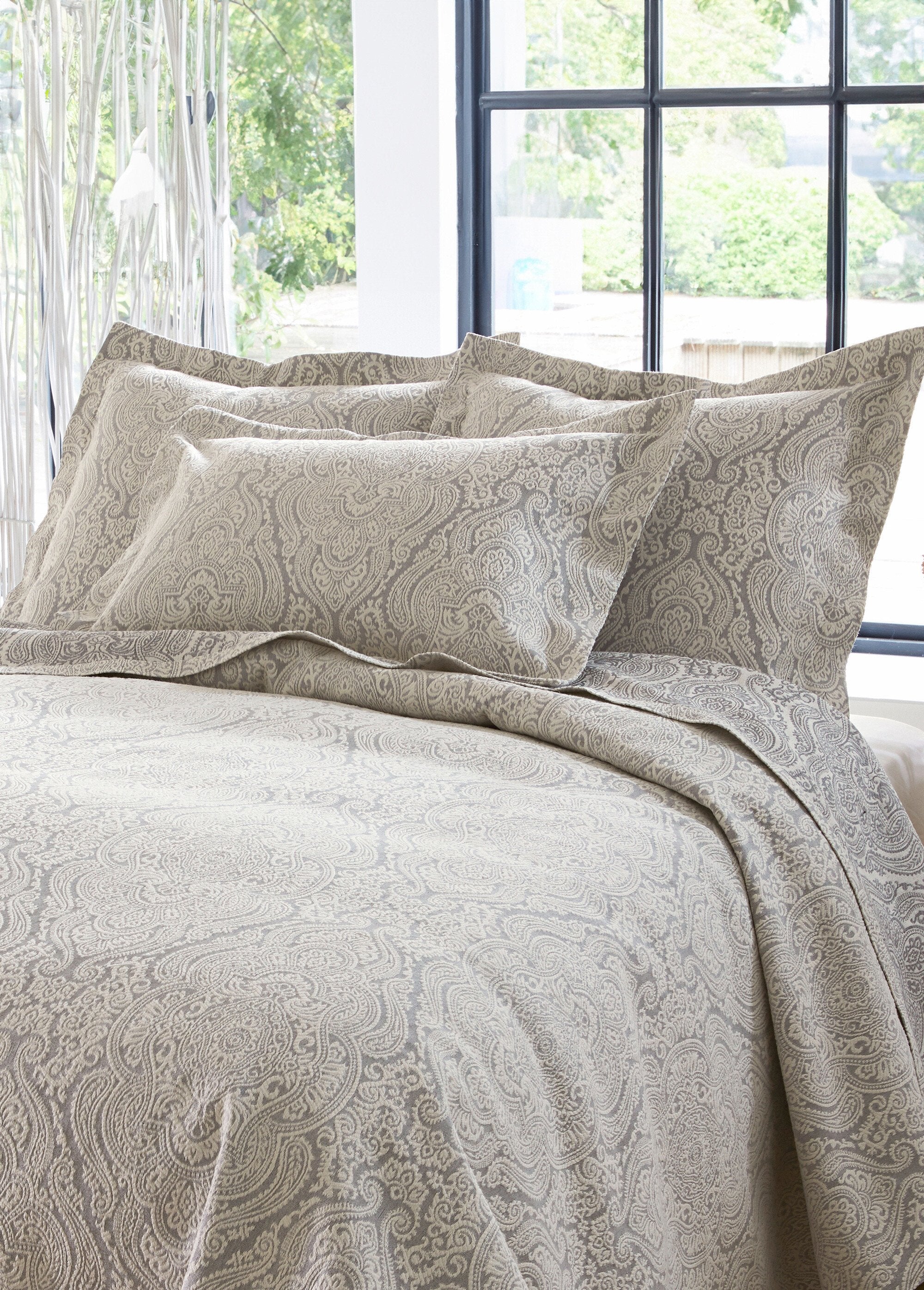 Jacquard_bedspread_with_arabesque_pattern_Gray_DE1_slim