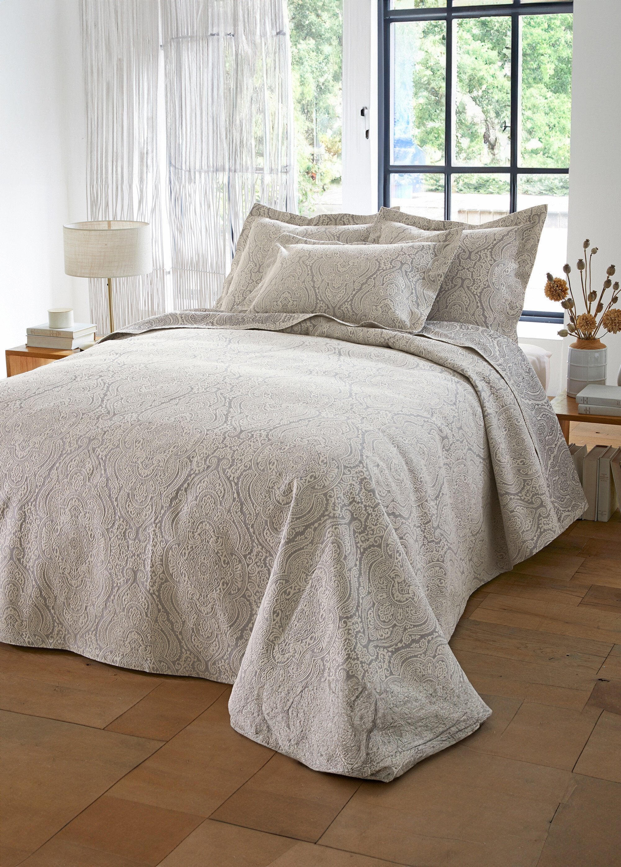 Jacquard_bedspread_with_arabesque_pattern_Gray_FA1_slim