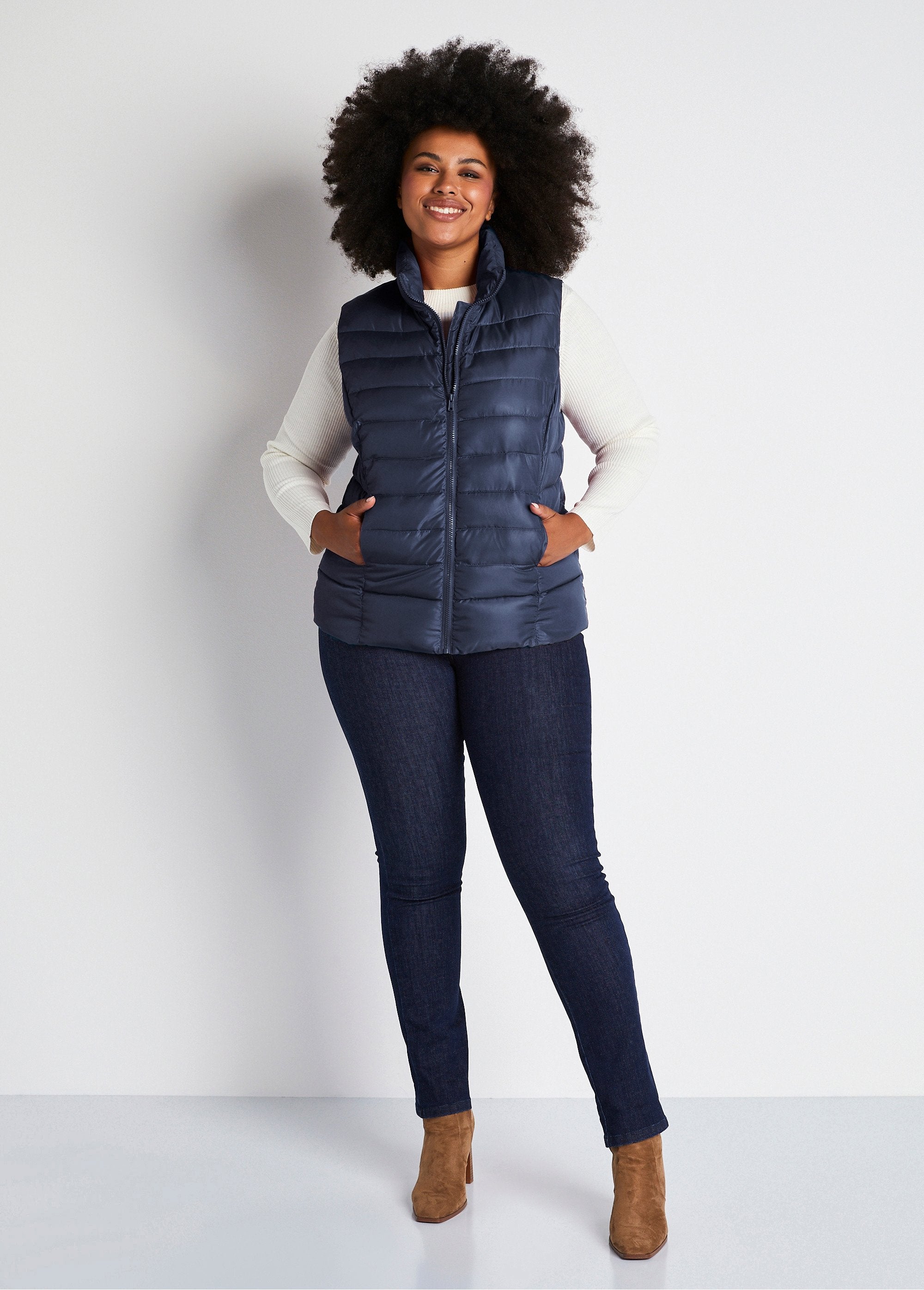 Short_sleeveless_zipped_down_jacket_Marine_SF1_curvy