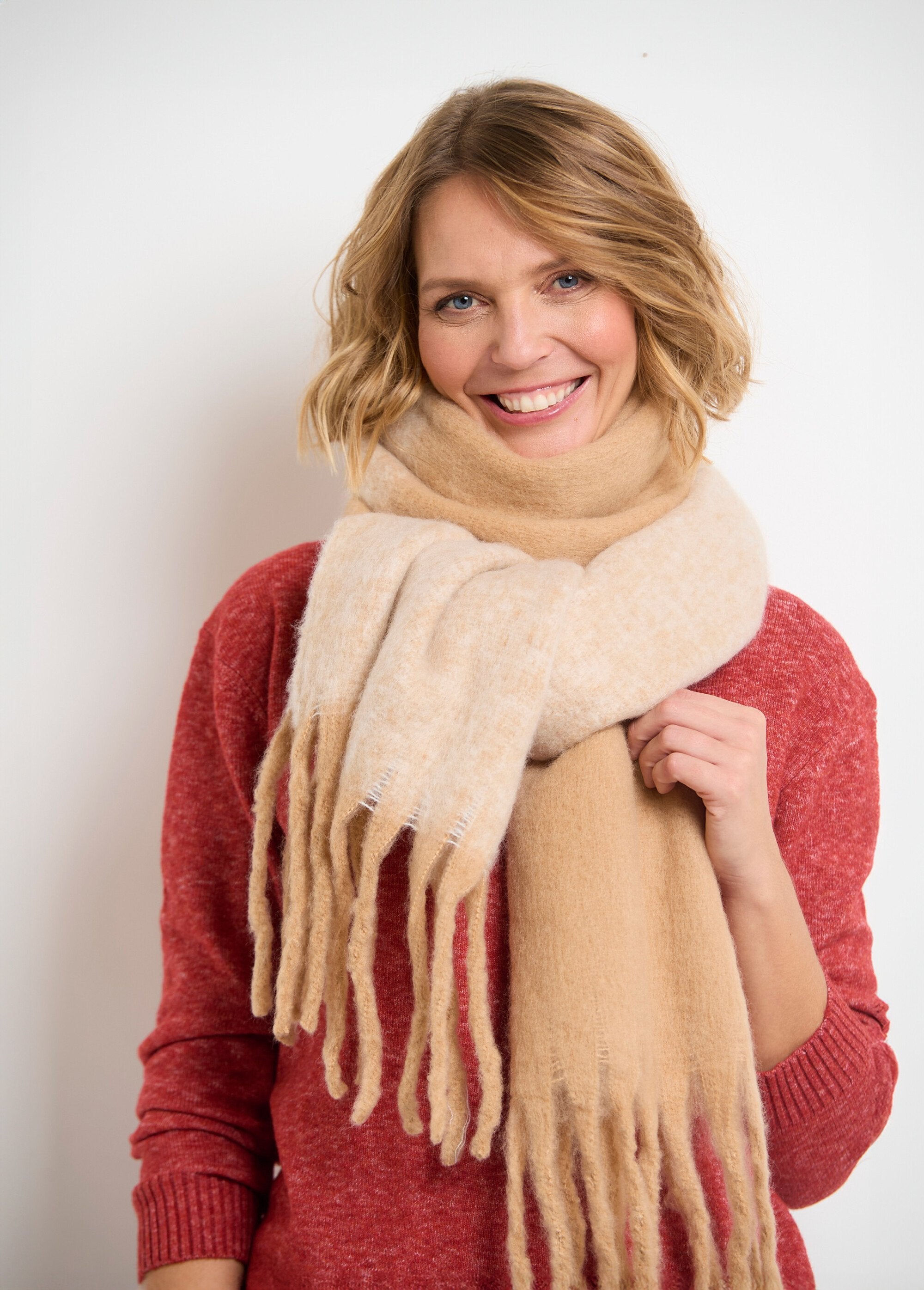 Thick_warm_fluffy_gradient_scarf_Beige_and_camel_DE1_slim