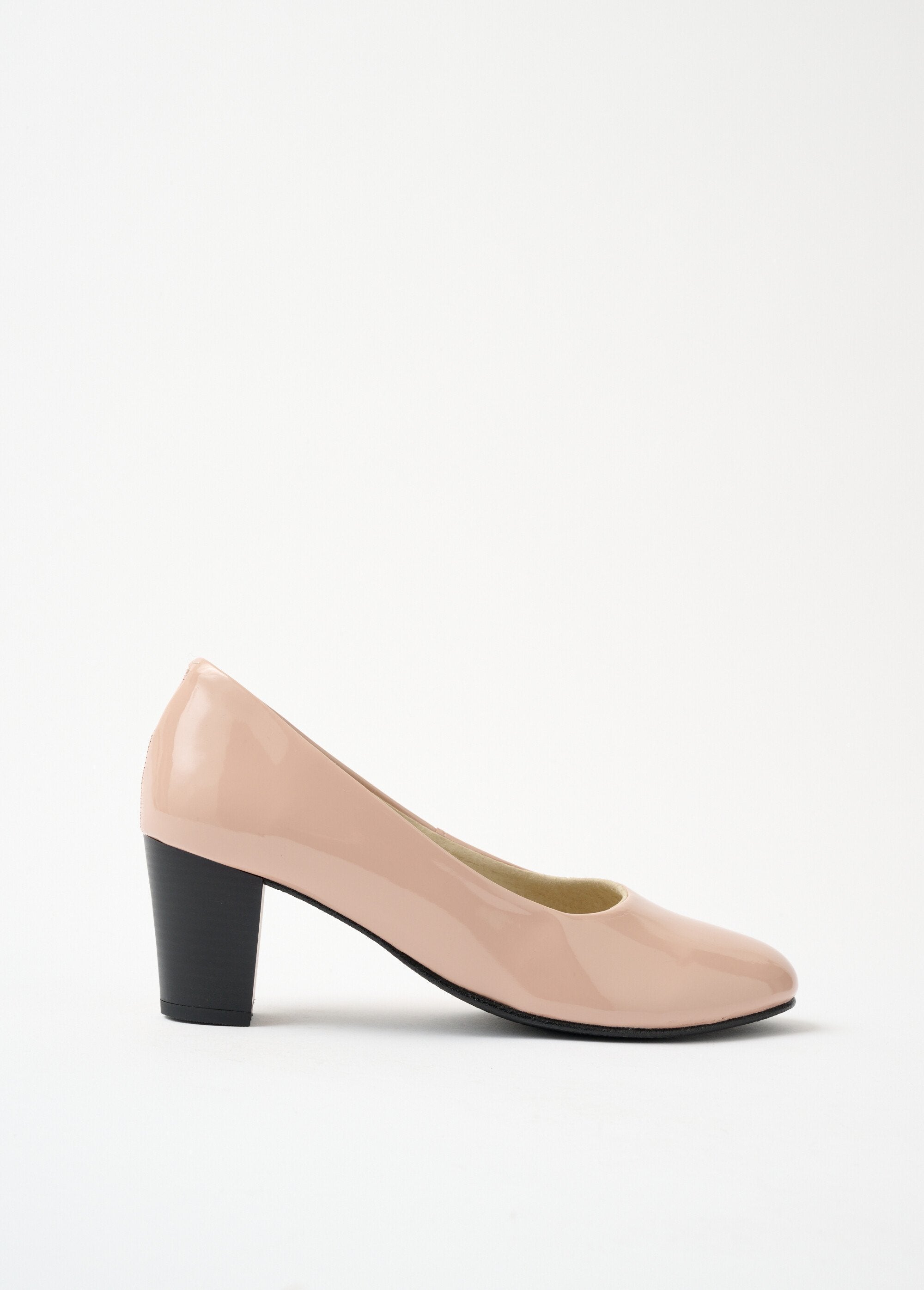 Comfortable_wide_leather_pump_with_round_toe_Powder_varnish_DR1_slim