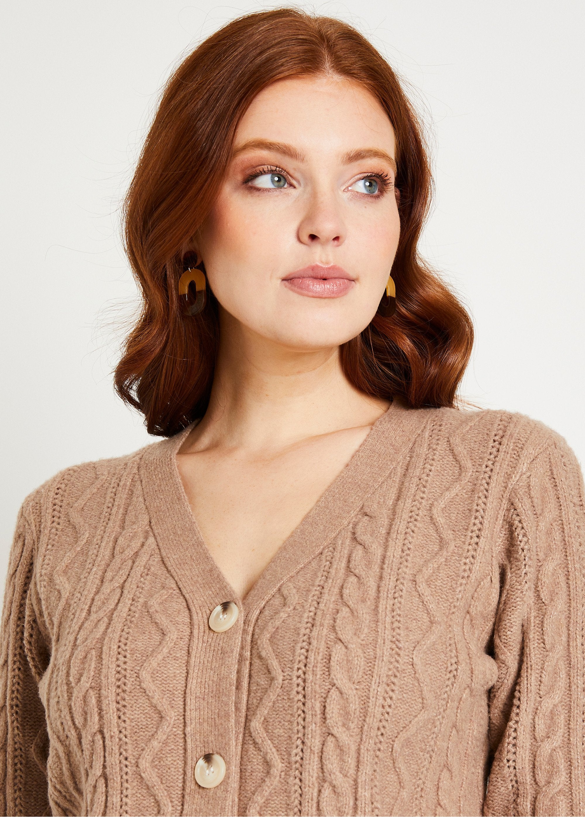 Short_buttoned_V-neck_cardigan,_cable_knit_Mole_DE1_slim