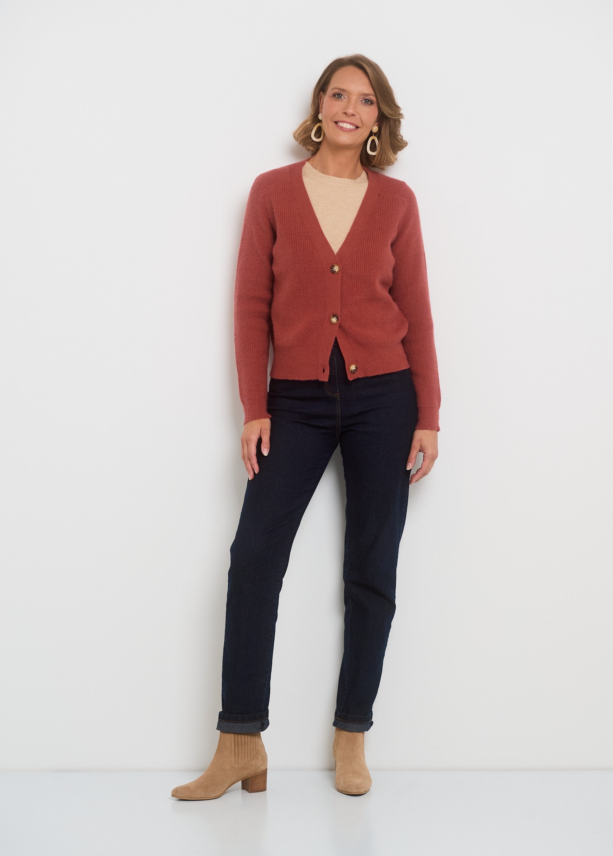 Short_V-neck_cardigan_with_contrasting_buttons_Terracotta_SF1_slim