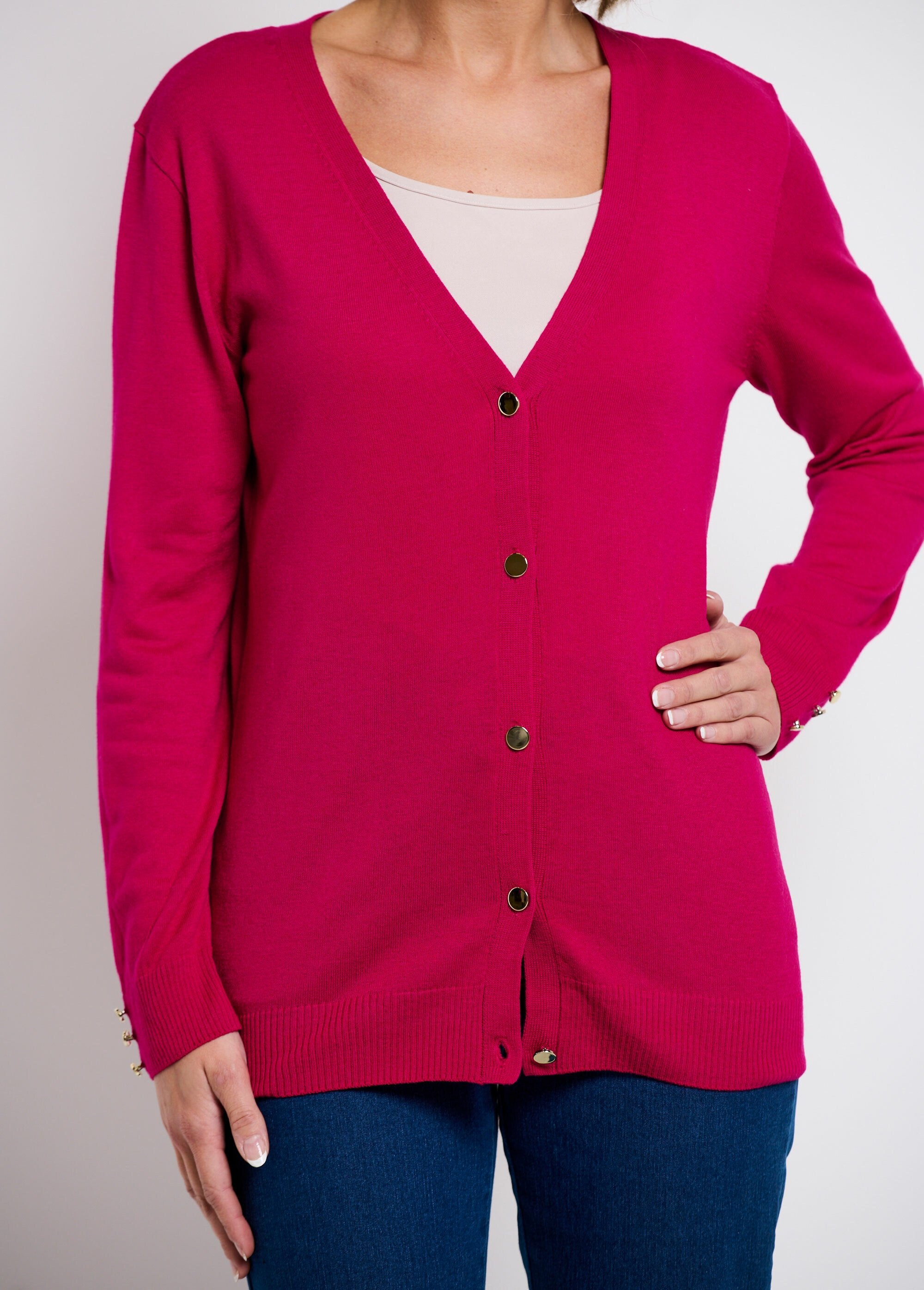 Fine_V-neck_buttoned_cardigan_in_plain_jersey_with_merino_wool_Cassis_DE1_slim