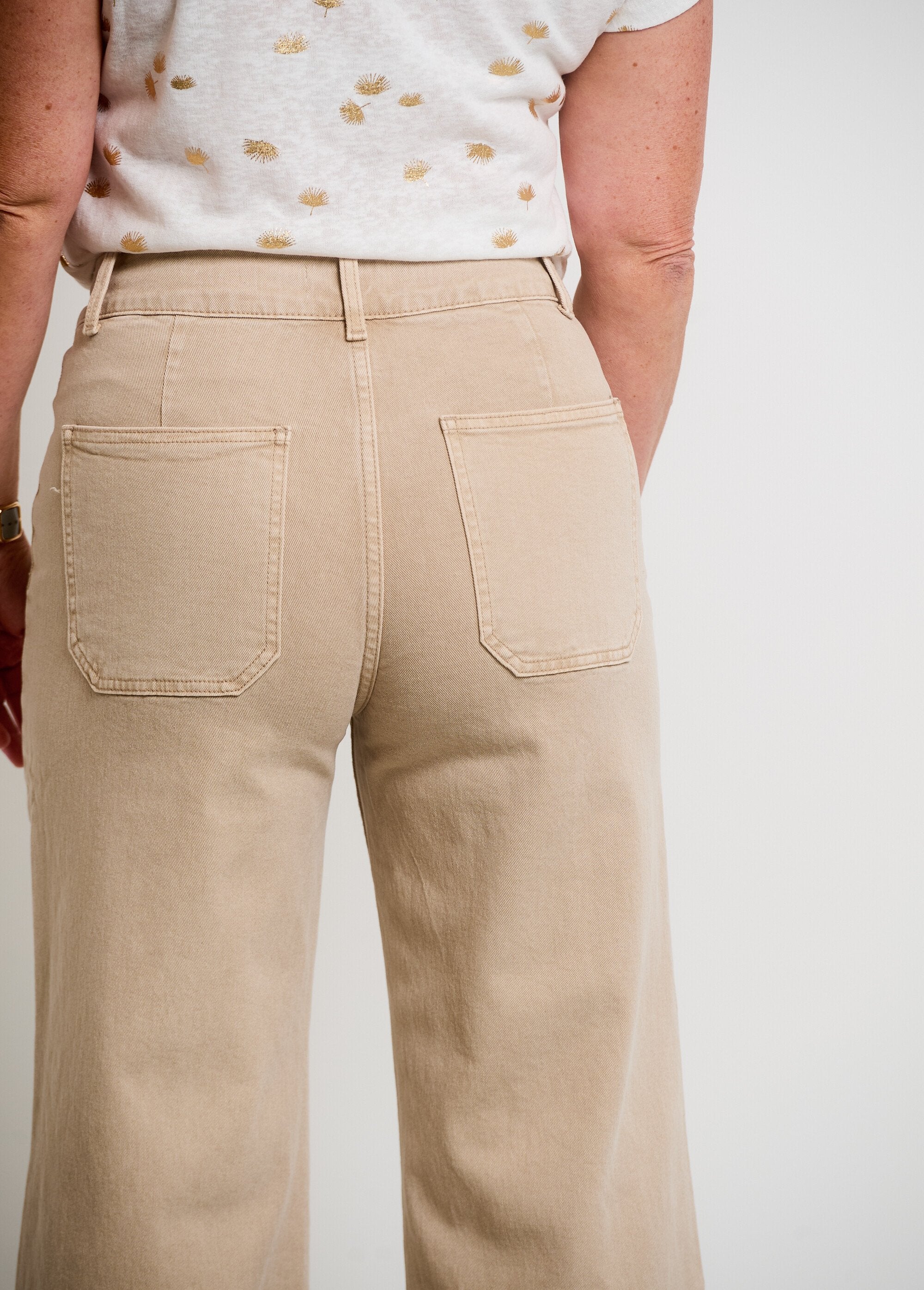 Flare_jeans_with_patch_pockets_Beige_DE2_slim