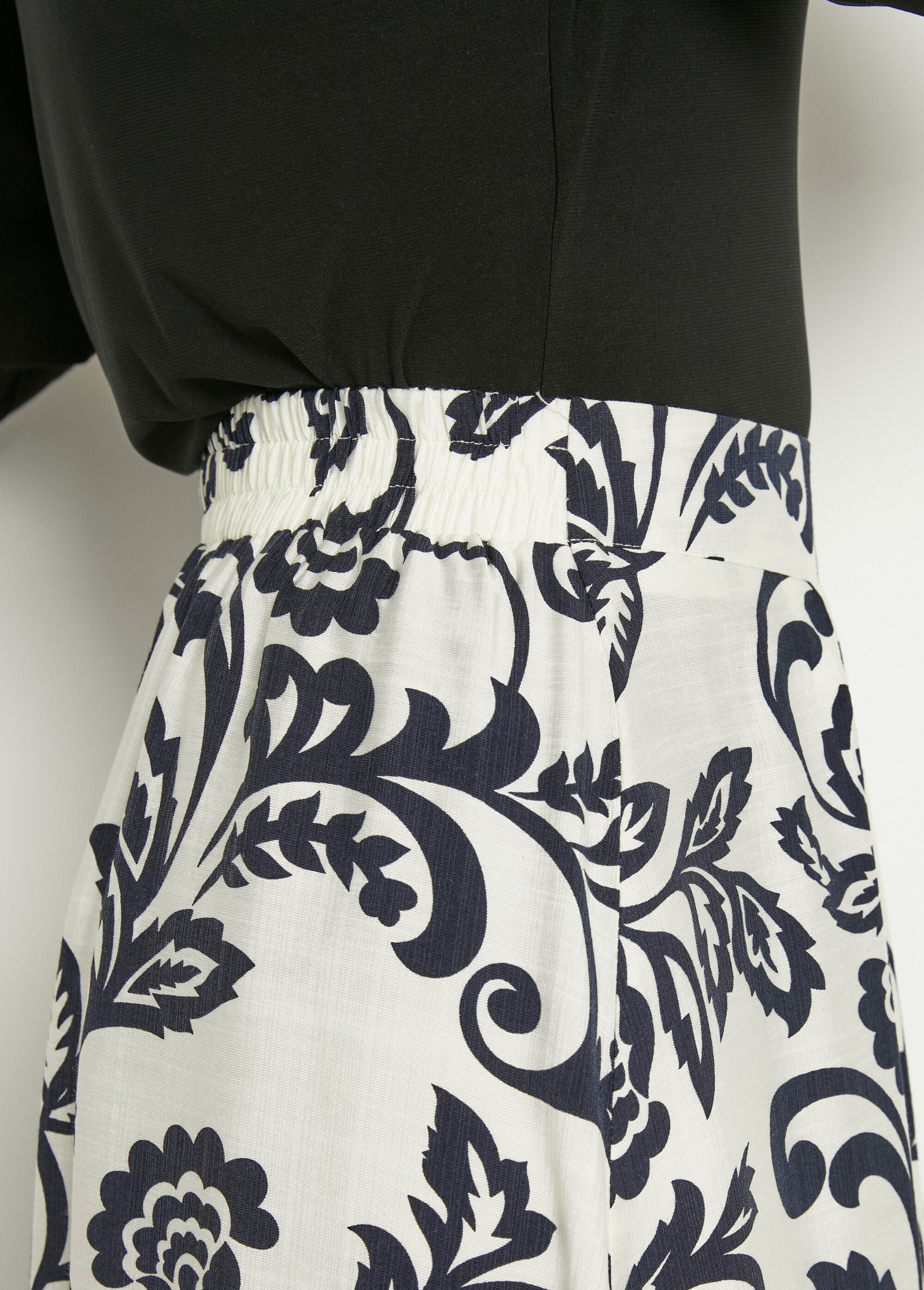 Long_flared_skirt_with_foliage_print_Black_and_ecru_DE2_slim