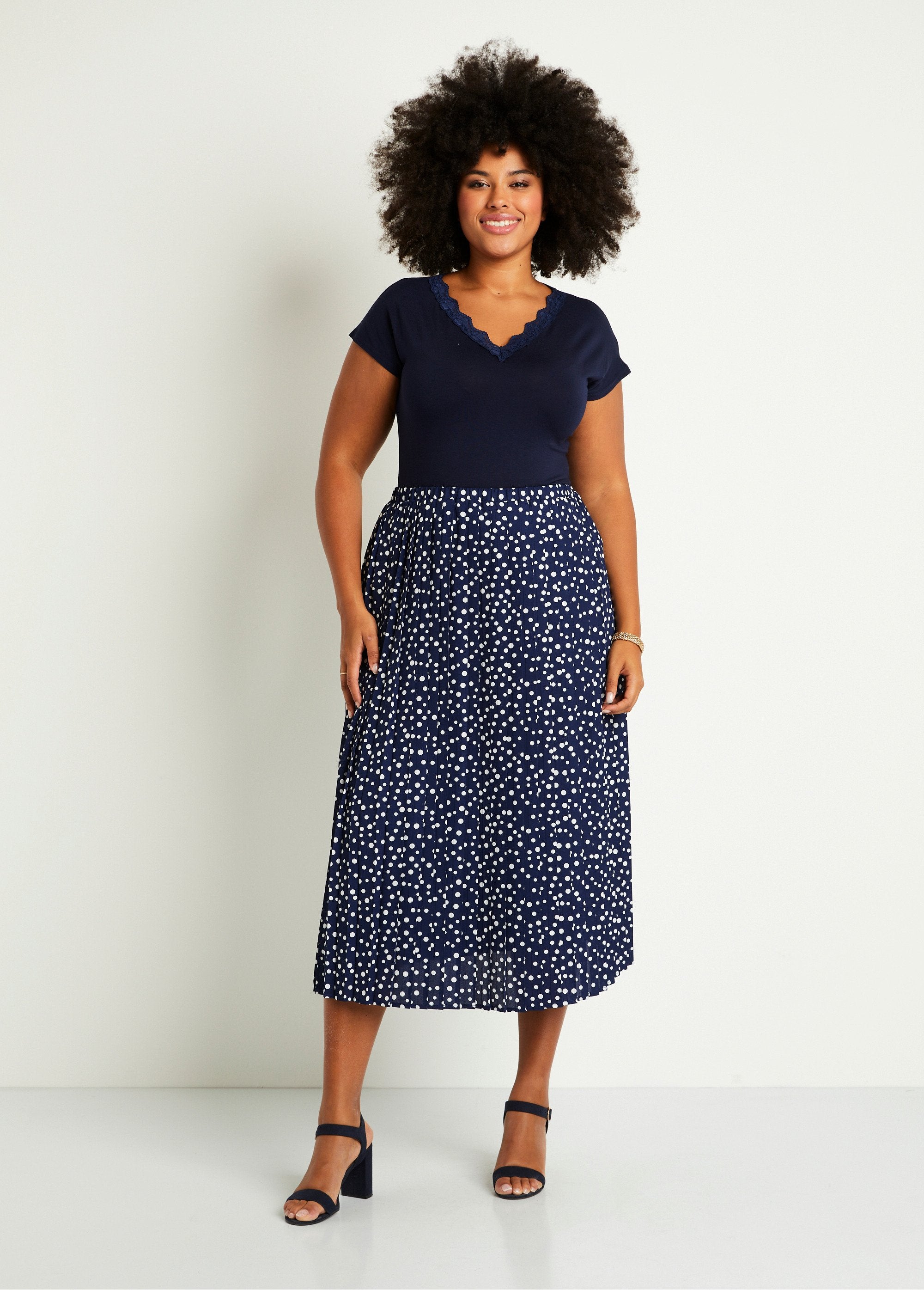 Long_pleated_polka_dot_print_skirt_Navy_and_white_SF1_curvy