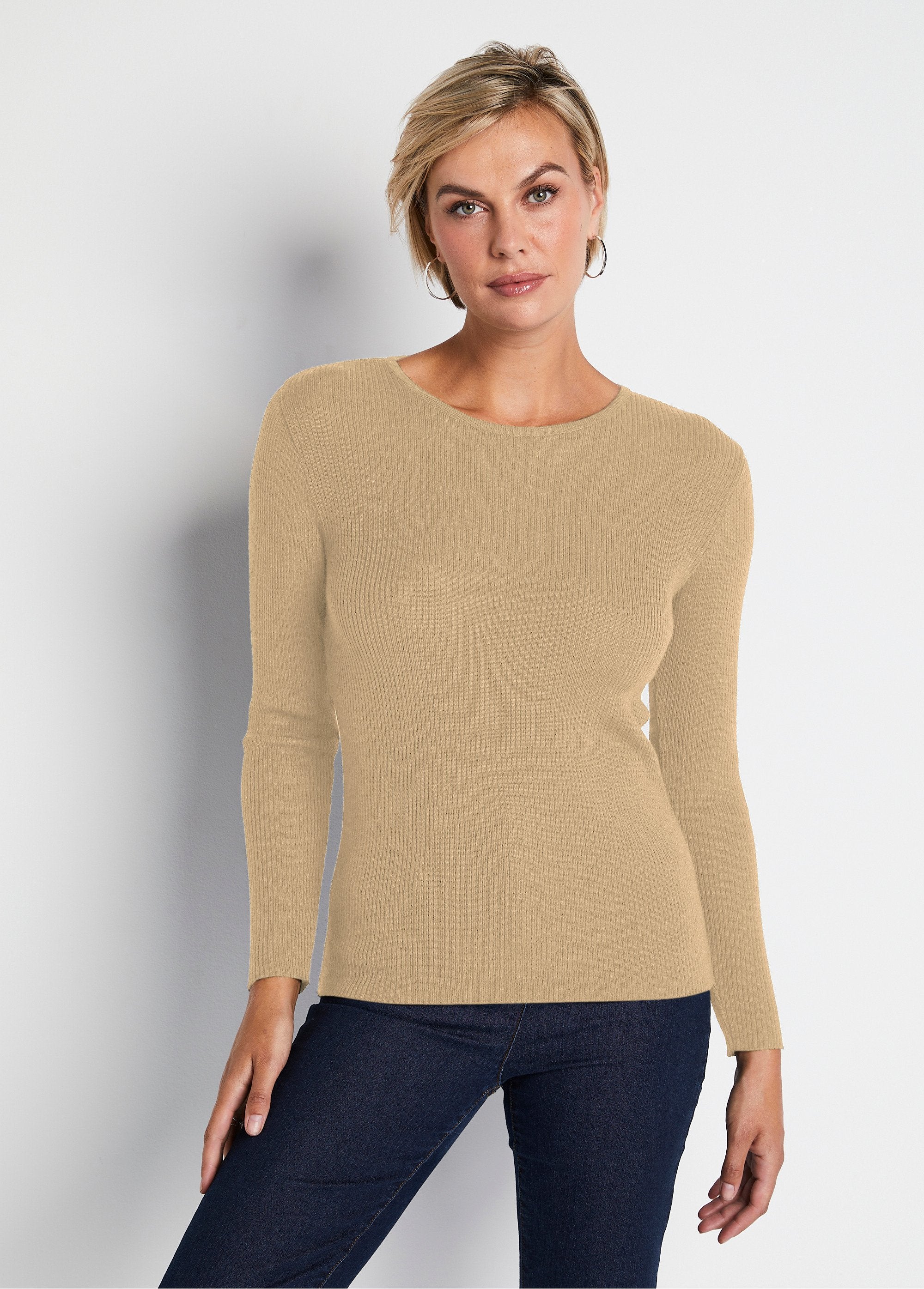 Warm_round_neck_merino_wool_sweater_camel_FA1_slim