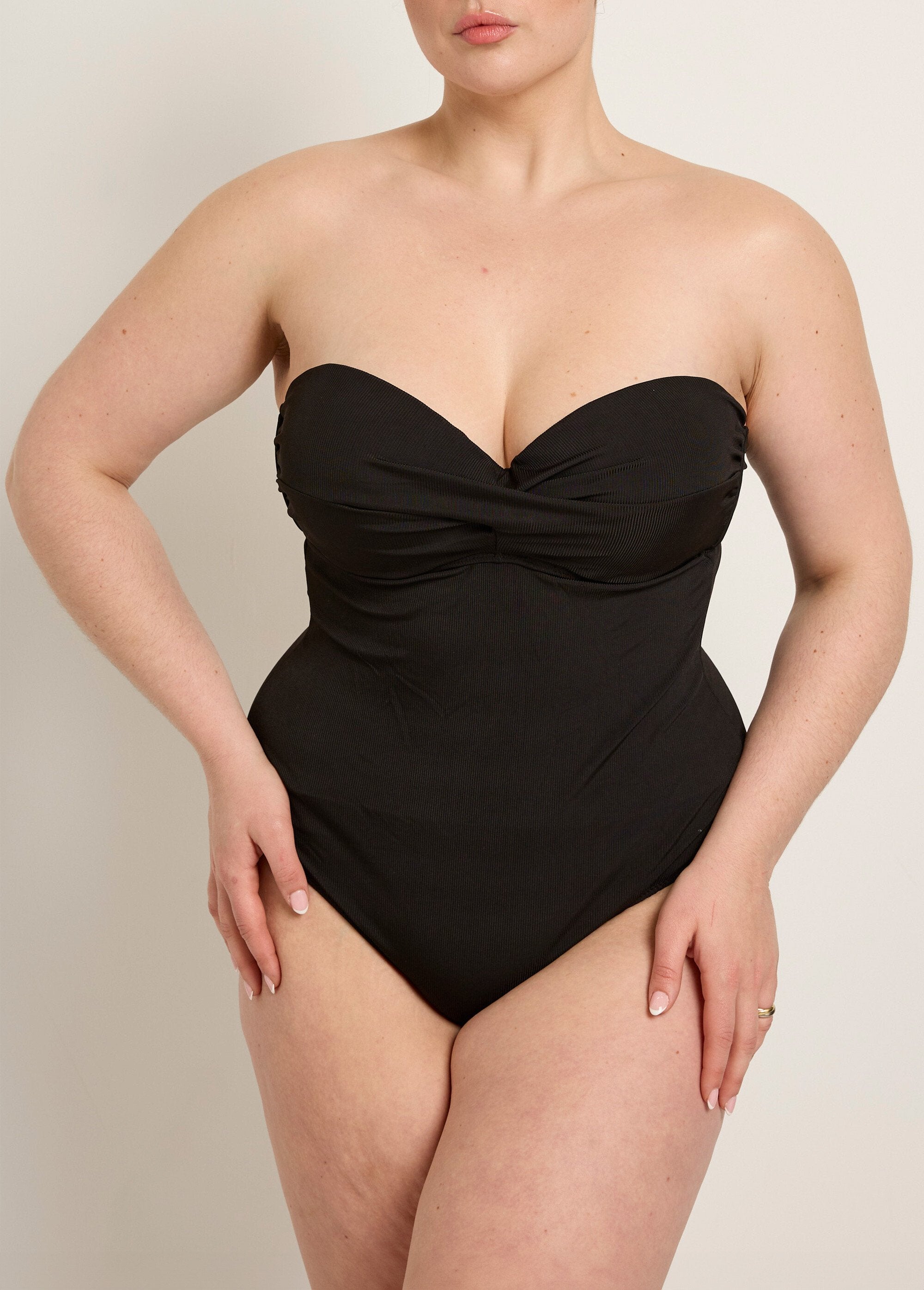 Maillot_de_bain_1_pièce_drapé,_détail_dos_Noir_FA2_curvy