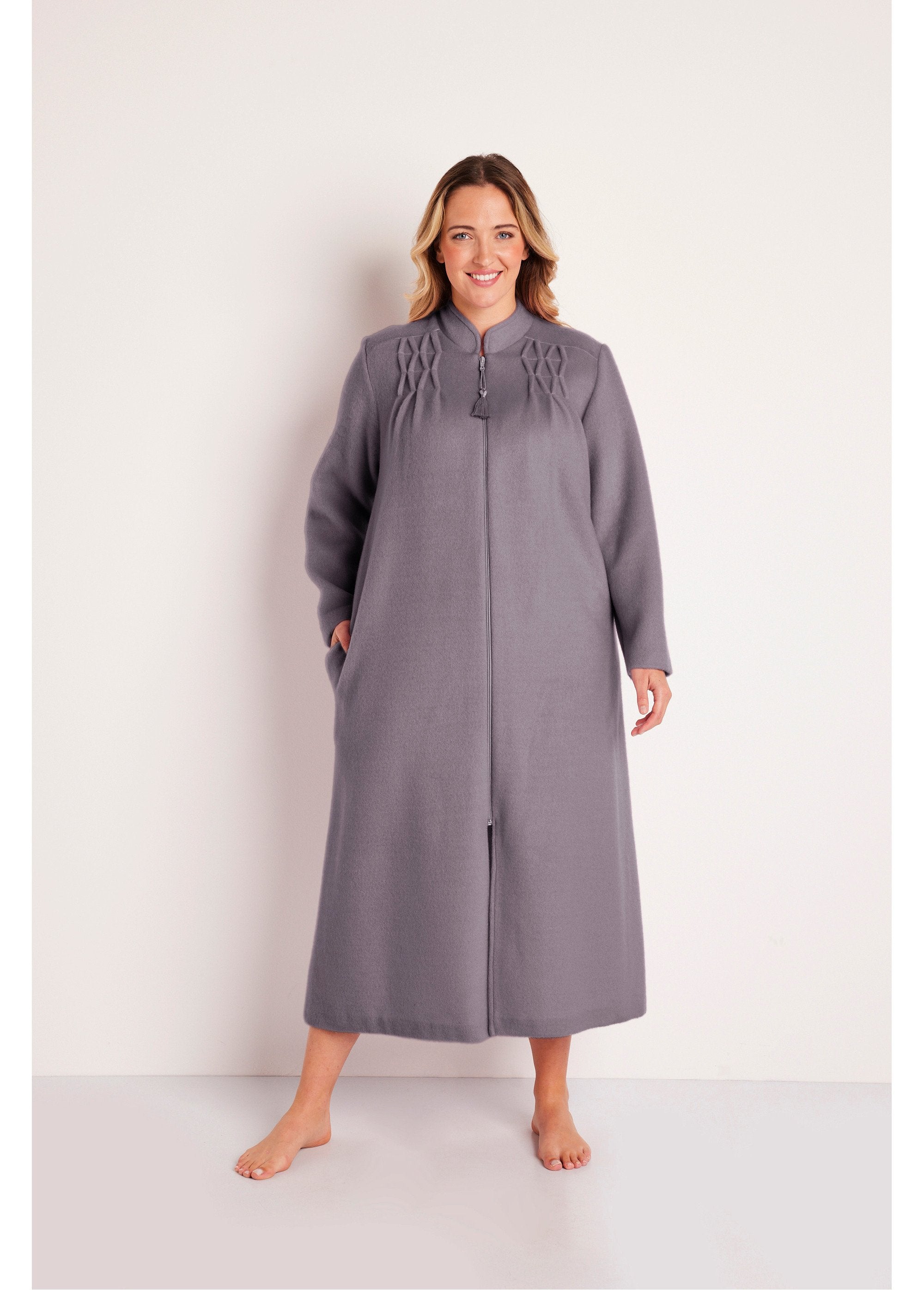 Courtelle®_zipped_knit_bathrobe_Pearl_grey_FA1_curvy