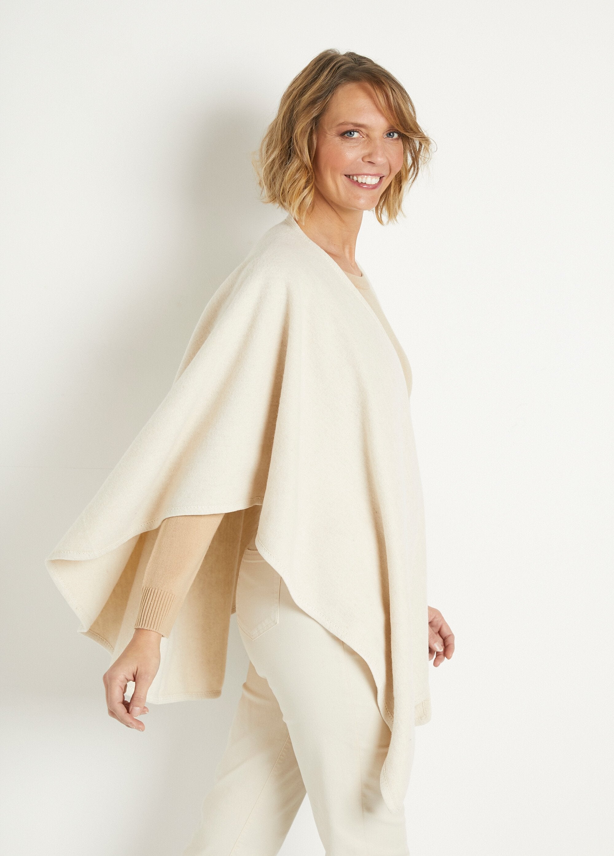 Poncho_in_warm_fabric_with_tone-on-tone_bias_Beige_DR1_slim