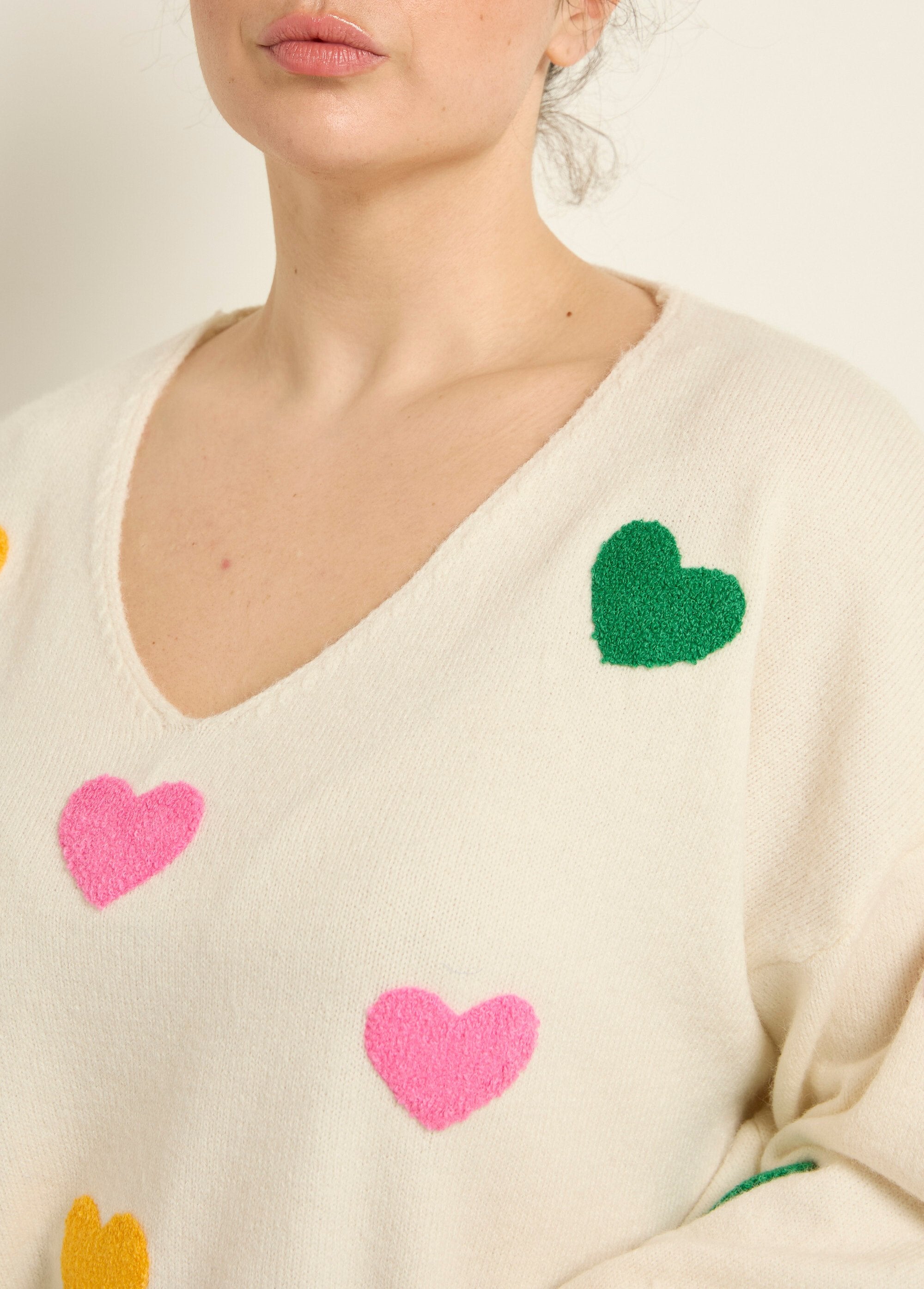 Warm_V-neck_sweater_with_heart_appliqués_White_DE1_curvy