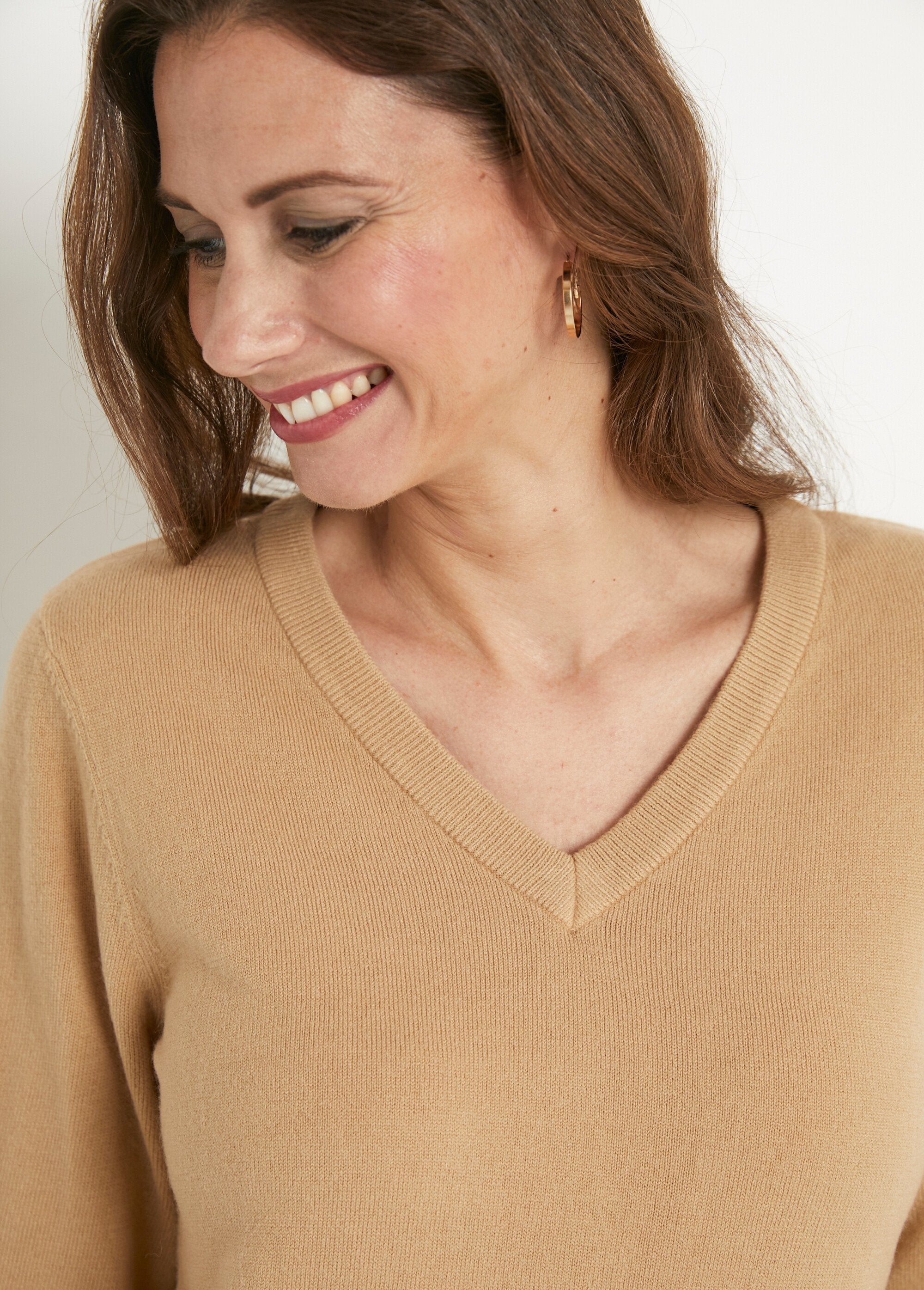 Soft_long-sleeved_V-neck_sweater_camel_DE2_slim