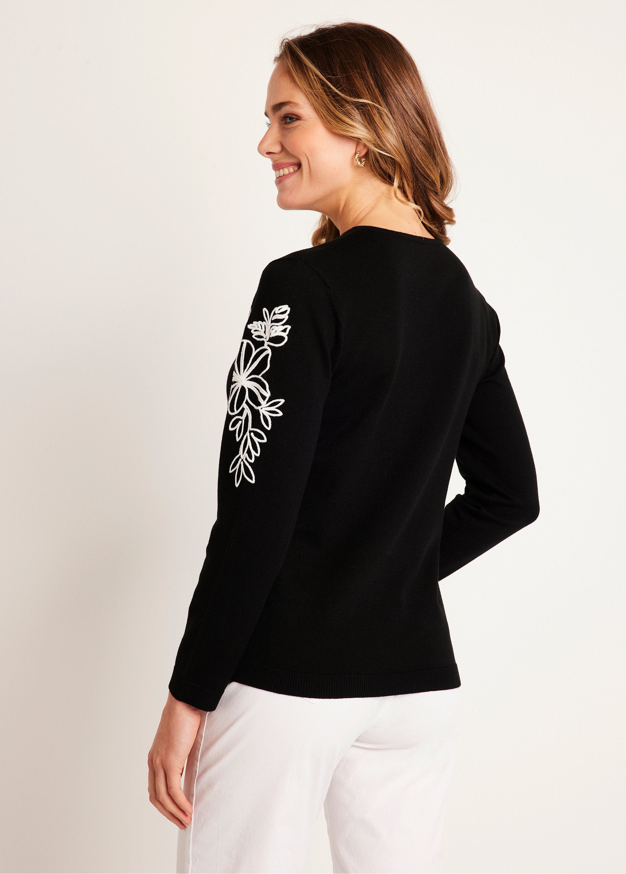 Fine_embroidered_sweater_Black_and_white_DO1_slim