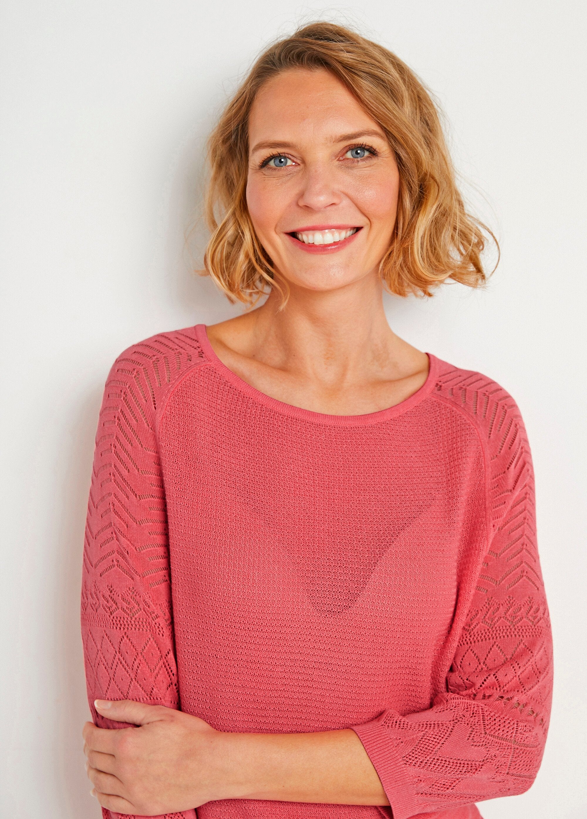 Lightweight_sweater_with_3/4_raglan_sleeves_and_round_neck_Coral_DE1_slim