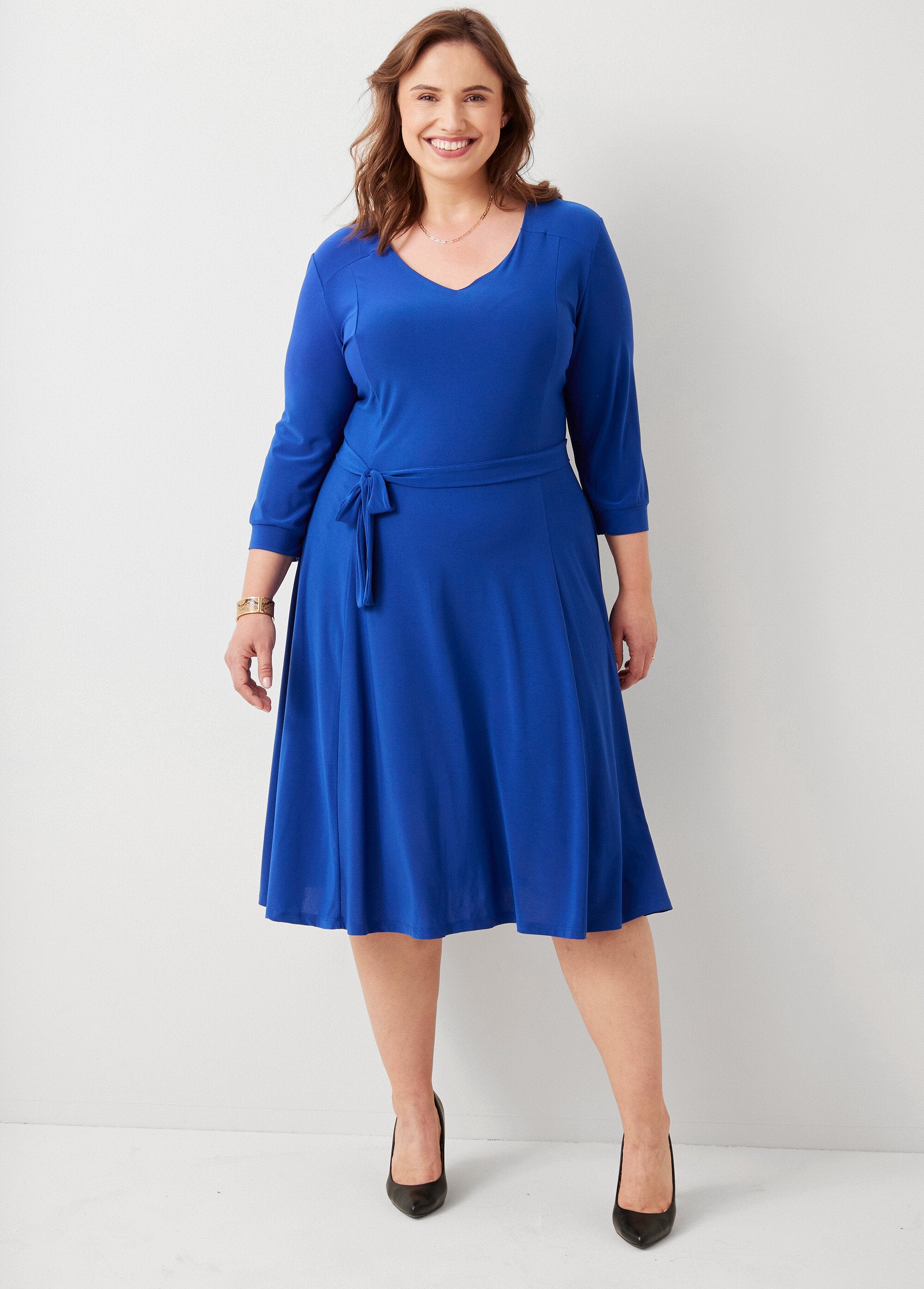 Short_belted_dress_with_V-neck_and_3/4_sleeves_Plain_blue_FA1_curvy